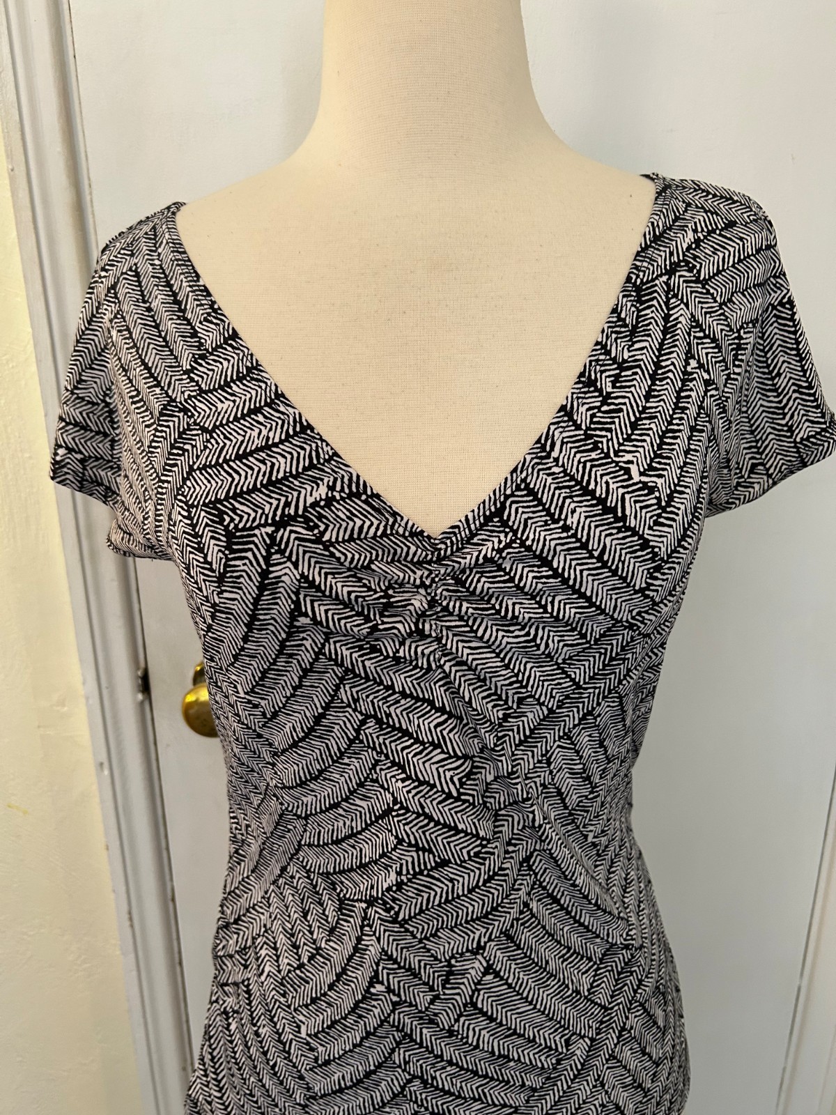AXCESS TOP-SIZE SMALL-BLACK-WHITE-STRETCH-SHORT SLEEVES