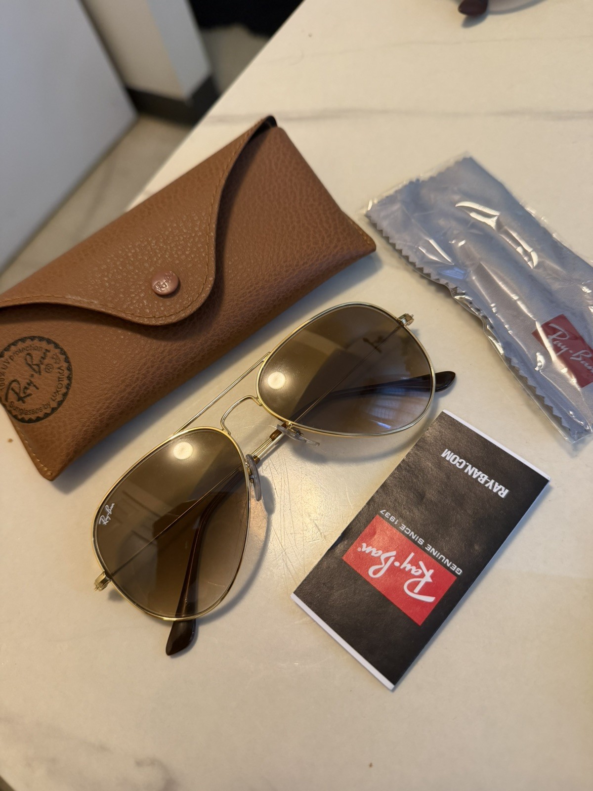 RAY-BAN AVIATORS RB3025 58mm. GOLD FRAME WITH LIGHT BLUE GRADIENT LENSES. NEW.