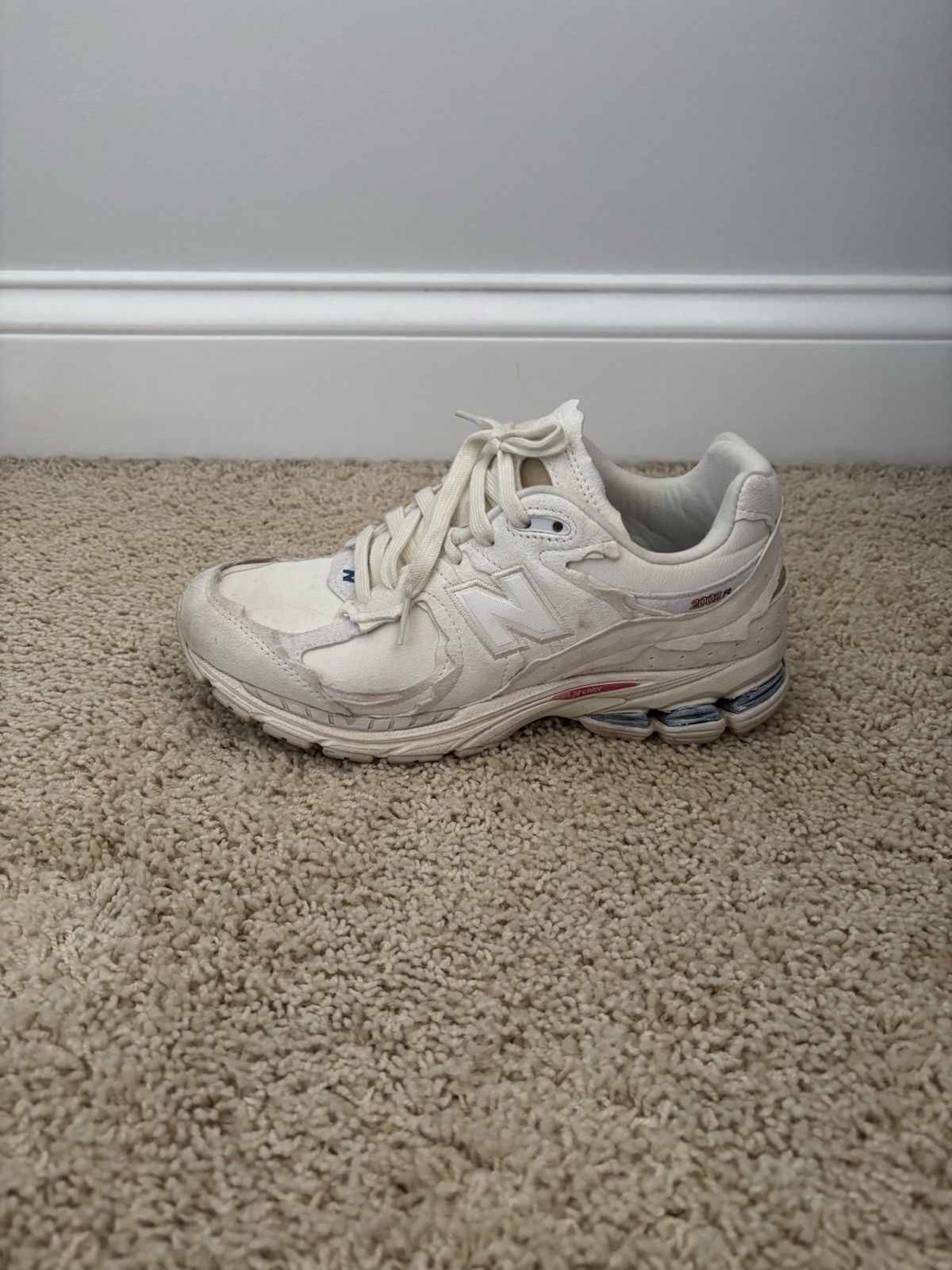 New Balance 2002R Men’s Low Top Lace-Up Athletic Sneakers White/Beige