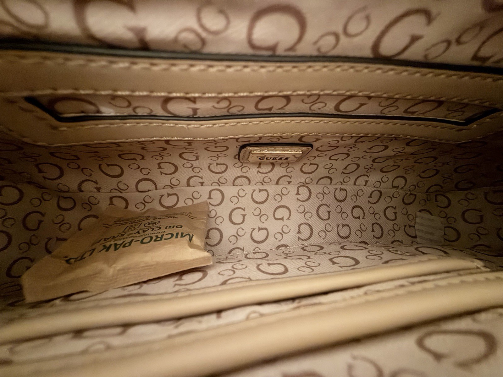 GUESS Women’s Beige Logo Shoulder Bag Black Strap Zip Lined Pockets Gold