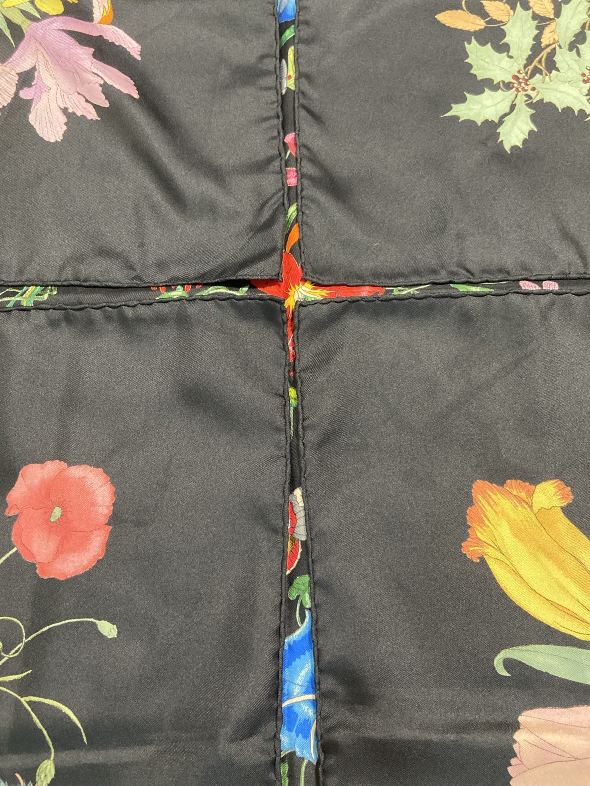 GUCCI Flora Silk Scarf 33in Flower Botanical Pattern Classic Luxury Italy
