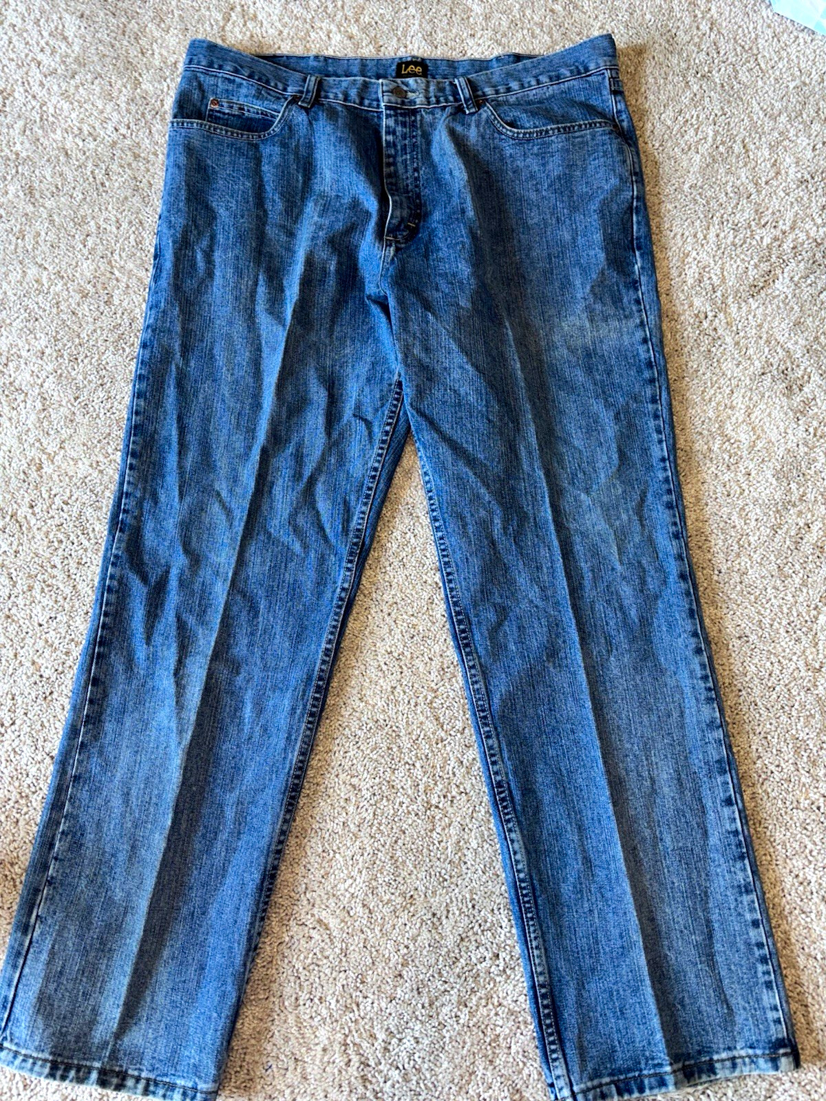 Lee Men’s Relaxed Fit Straight Leg Medium Wash Blue Cotton Denim 5-Pocket