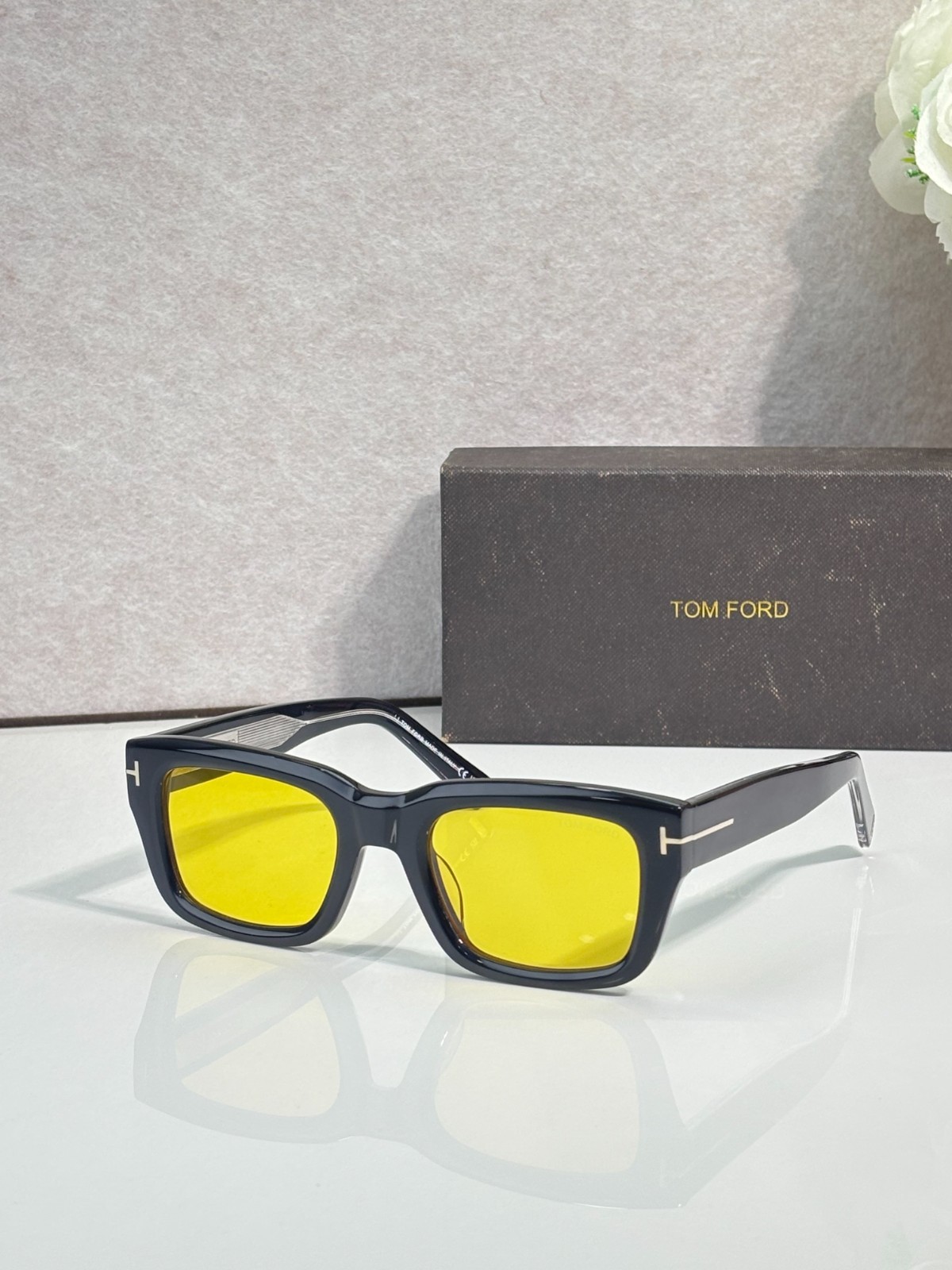 Tom Ford FT1327 Lcon-02 sunglasses Black frames Yellow Lens