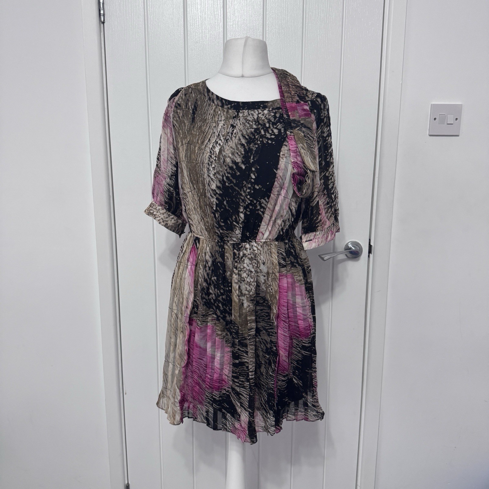 Diane Von Furstenburg 100% Silk Colourful Women’s Dress Long Sleeve Belt Size 4