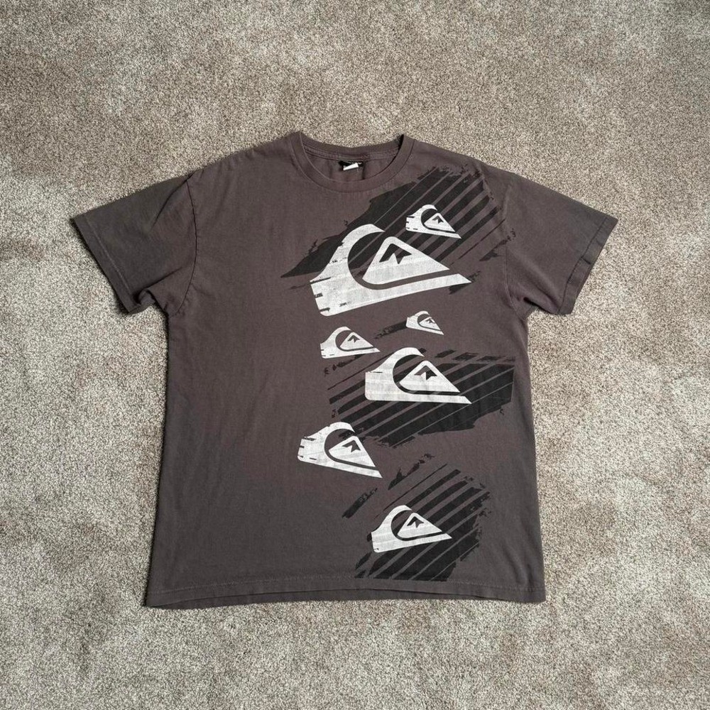 GREY QUIKSILVER Y2K STYLE “SIDE PRINT” GRAPHIC TEE