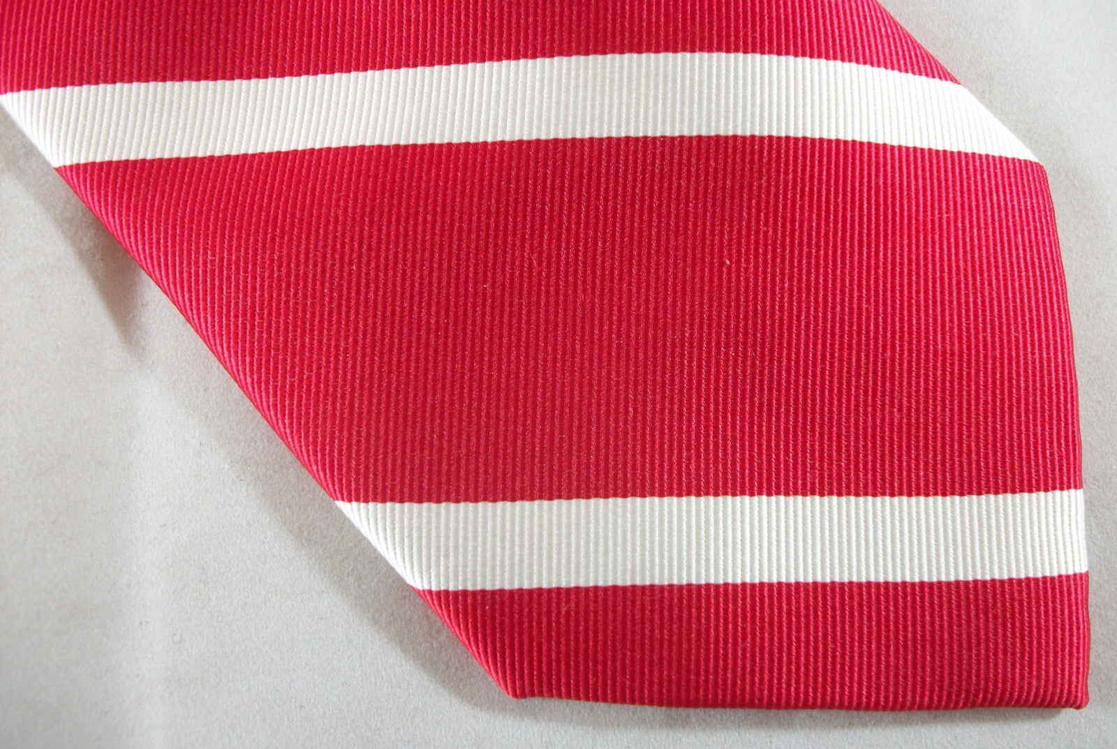 BASS Red & White Stripes Jacquard Silk Neck Tie 58″ Long x 3-3/4″ Wide (E773)