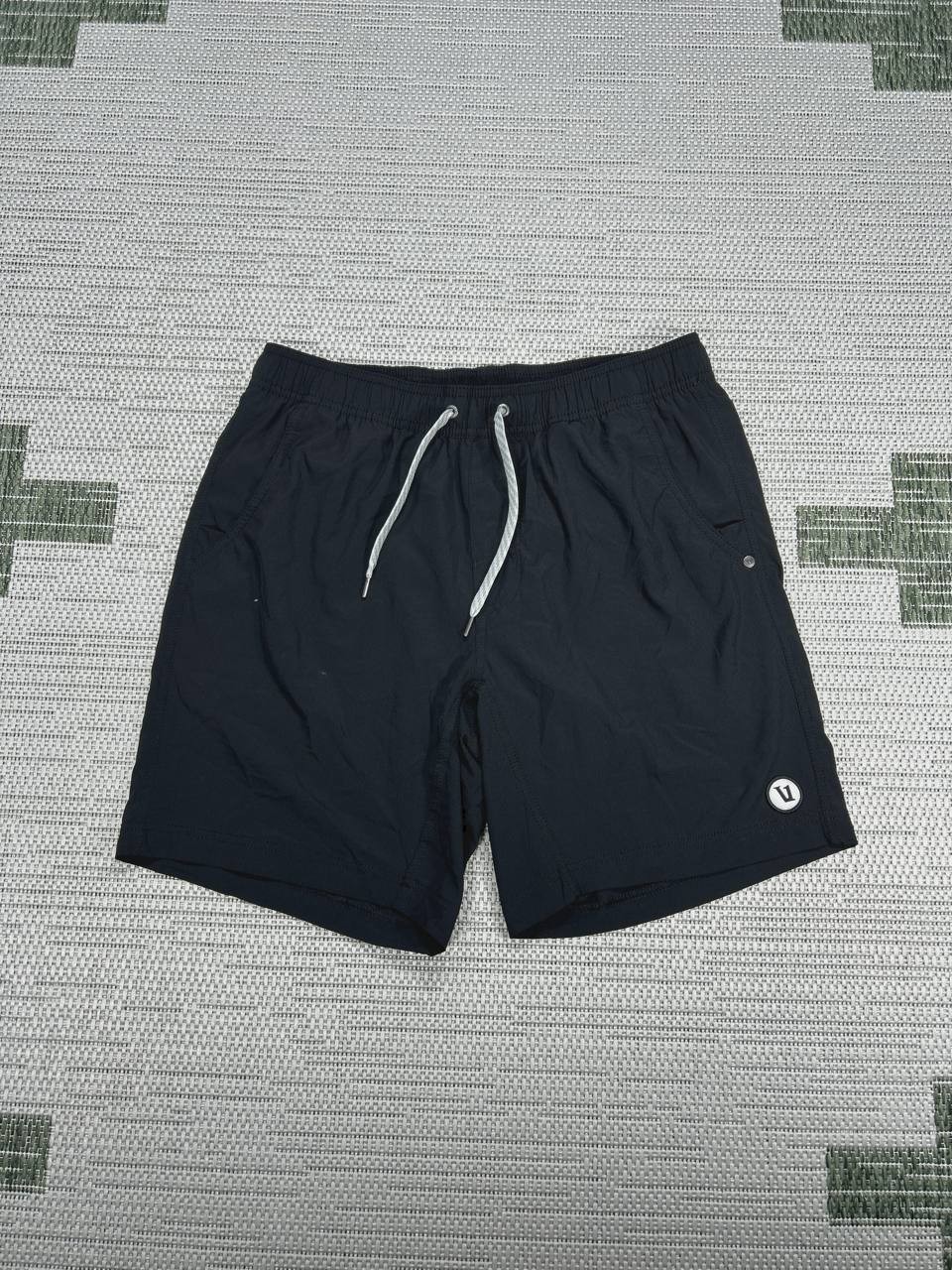 Vuori Kore Unlined 8 Inseam Shorts Mens 30 Black Logo Mid Rise Drawstring Casual