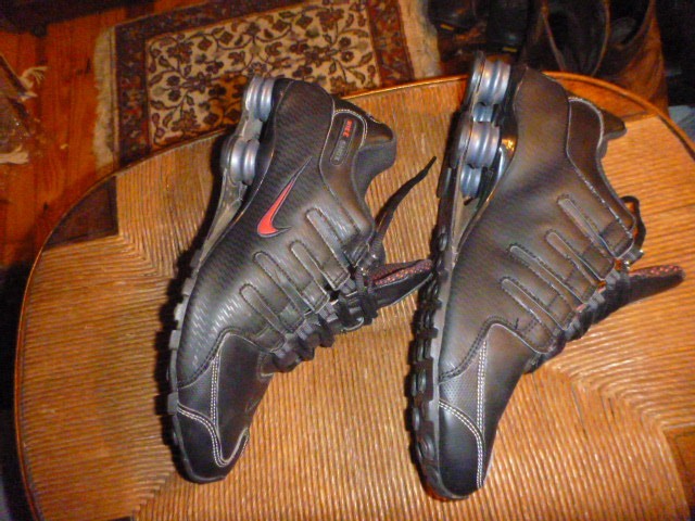 Gently Worn Nike Shox NZ Men’s Black Varsity Red Sneakers Shoes 10 2013