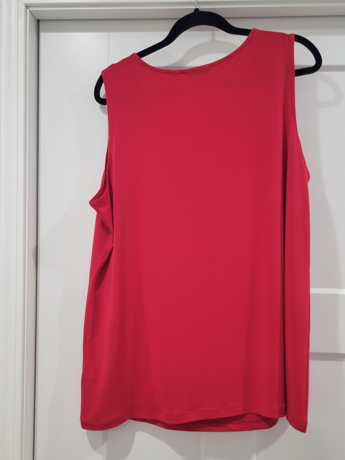 Susan Graver Sleeveless Blouse Womens Size 1XRed Keyhole Brooch Detail Neck Line