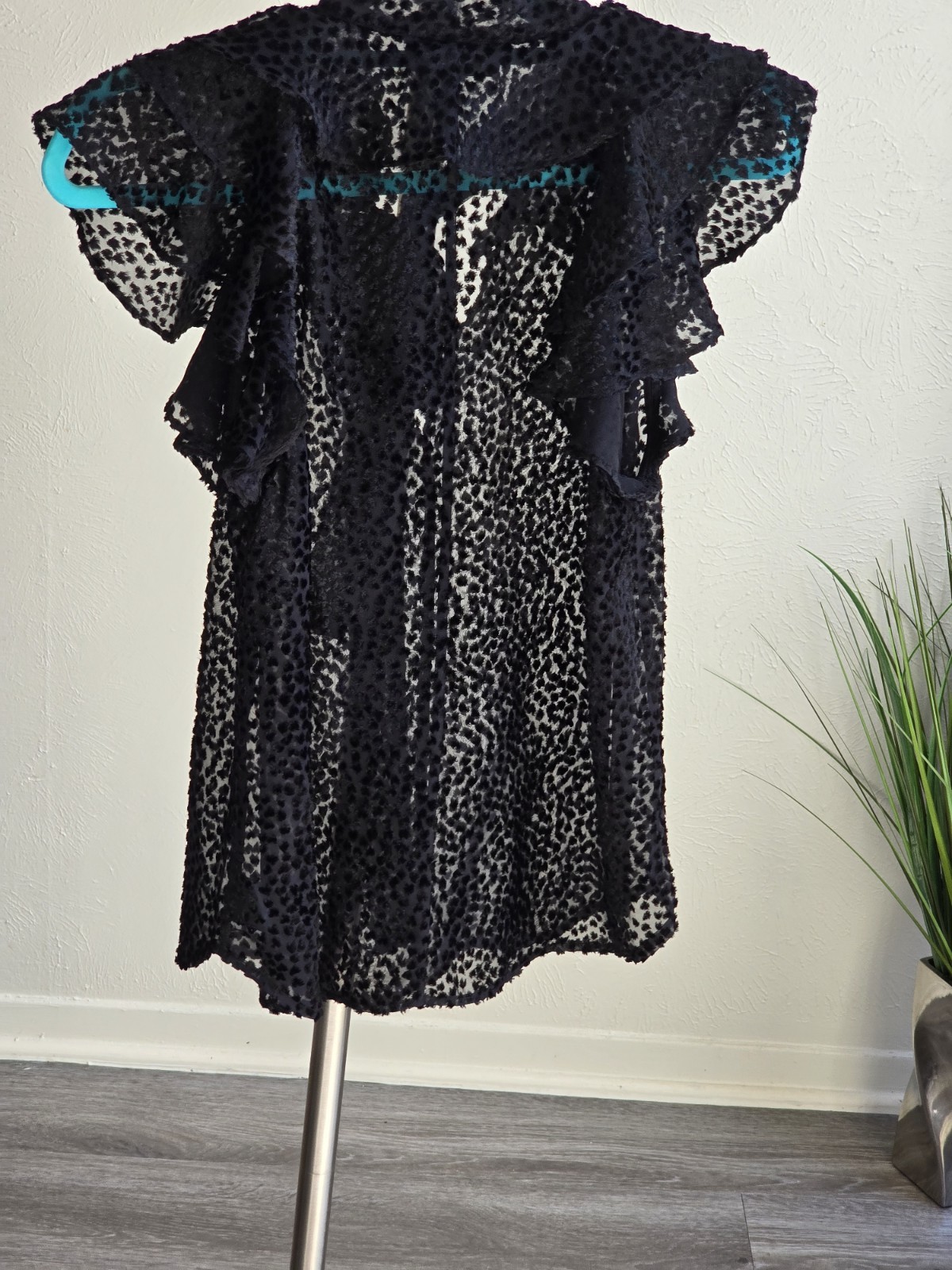 NWT Robert Rodriguez Women’s Black Sheer Flutter Sleeve Blouse. Sz 8