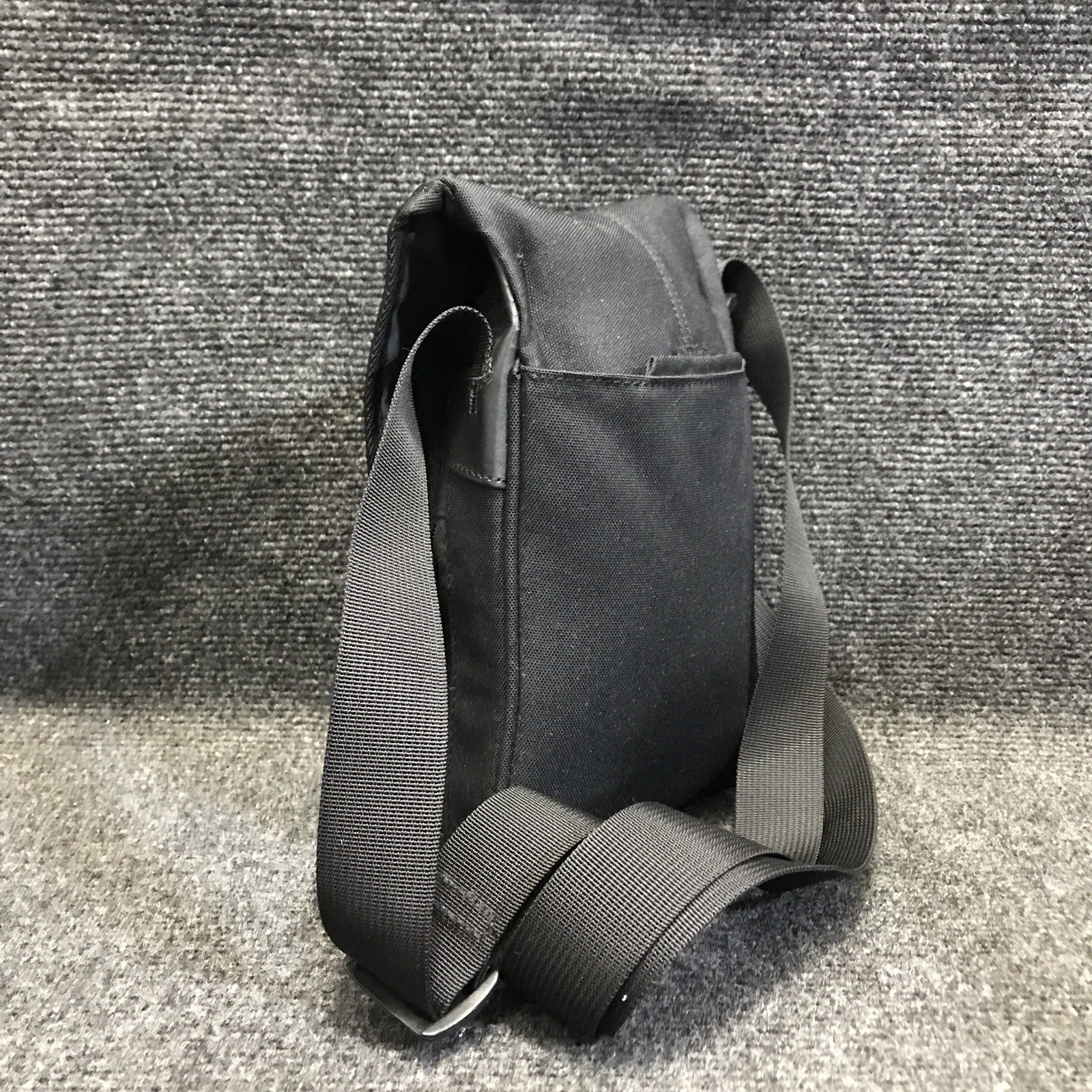 Nike BA1797-054 Black Adjustable Crossbody Shoulder Strap Bag w/ Clip Close Top