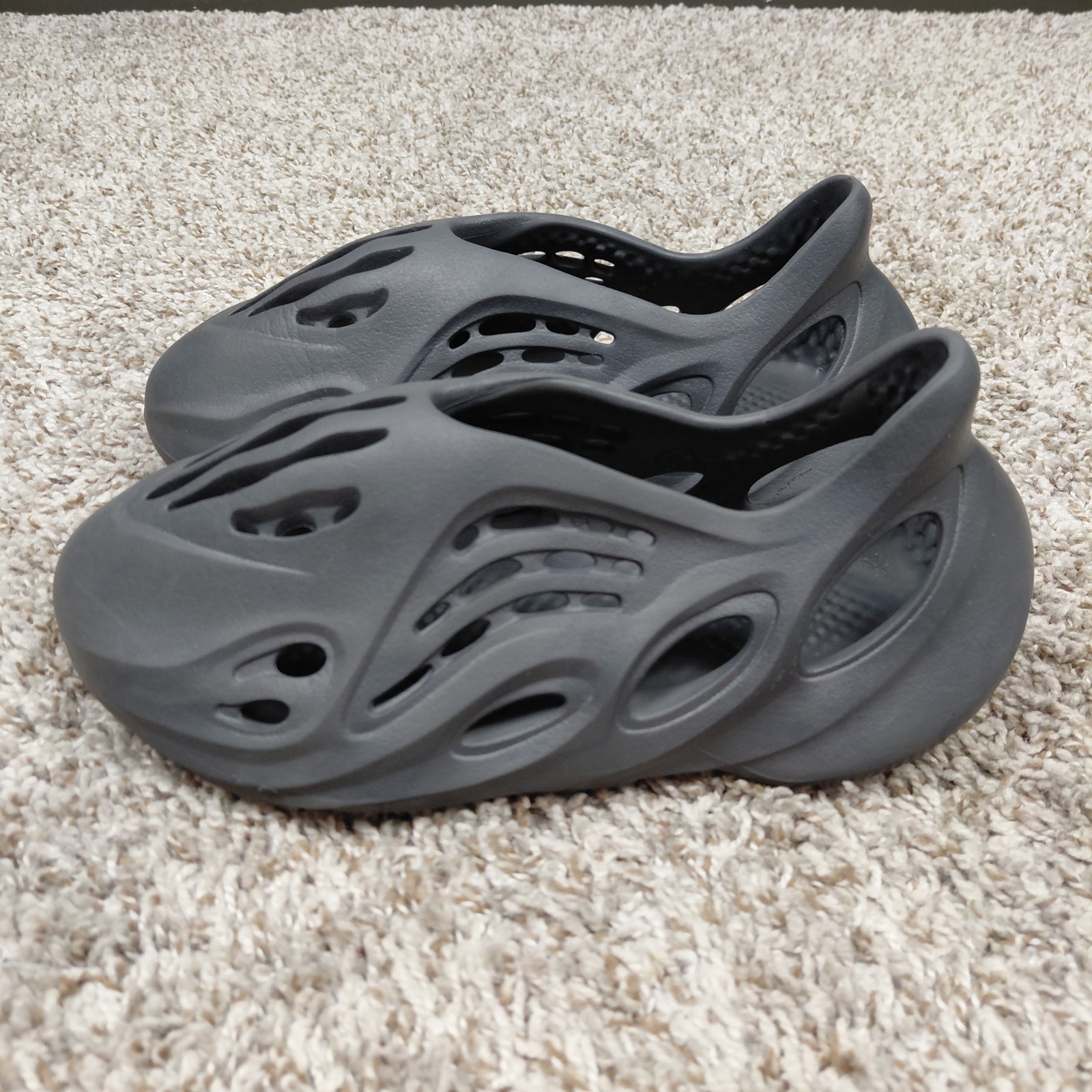 Adidas Yeezy Foam Runners Mens Size 8 Carbon YZY RNR