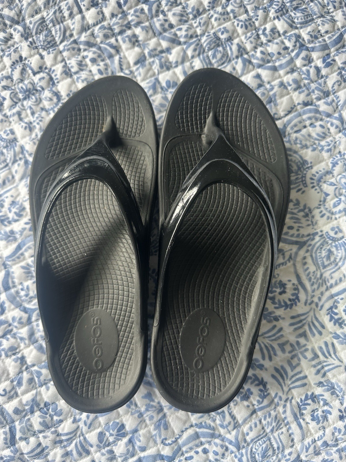 Women’s Luxe Patent Black OOFOS OOlala Thong Flip Flop Recovery Sandal Size 9