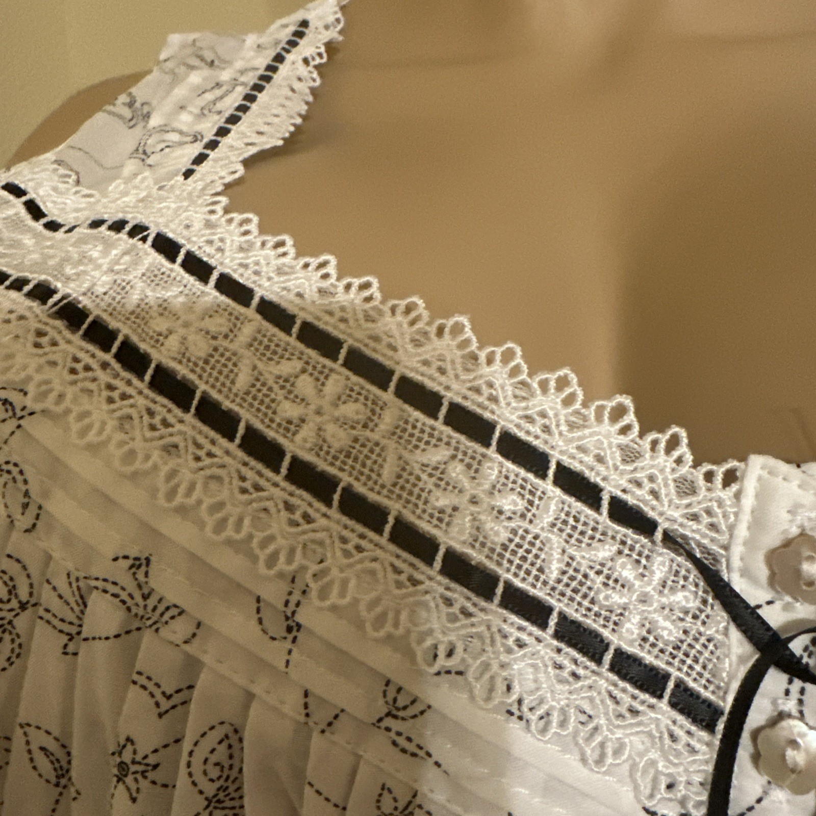 Eileen West nightgown Large cotton lawn Black / White Gorgeous
