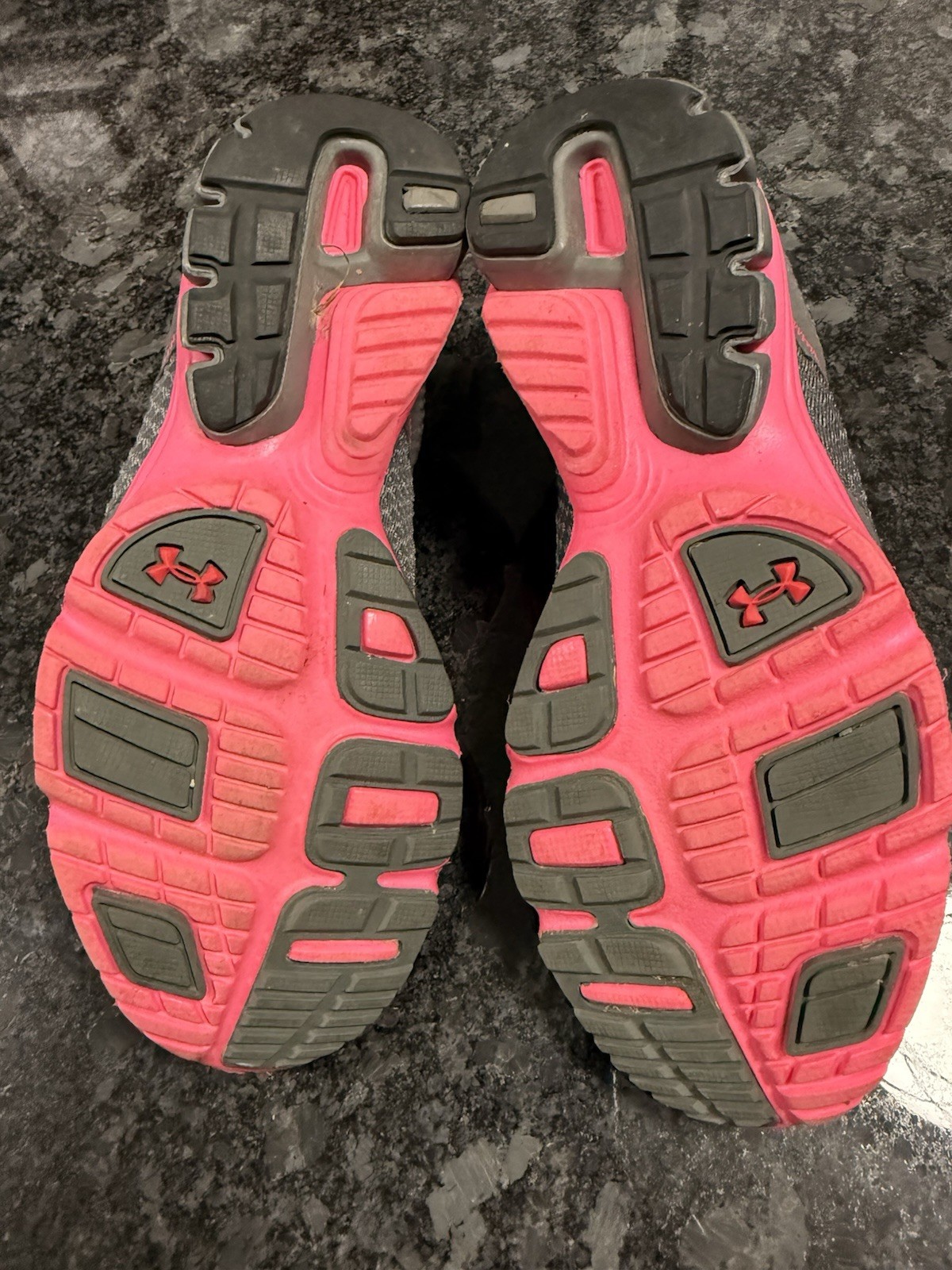 Under Armour Men’s Low Top Athletic Sneaker Lace Up Gray Pink Black 1215488