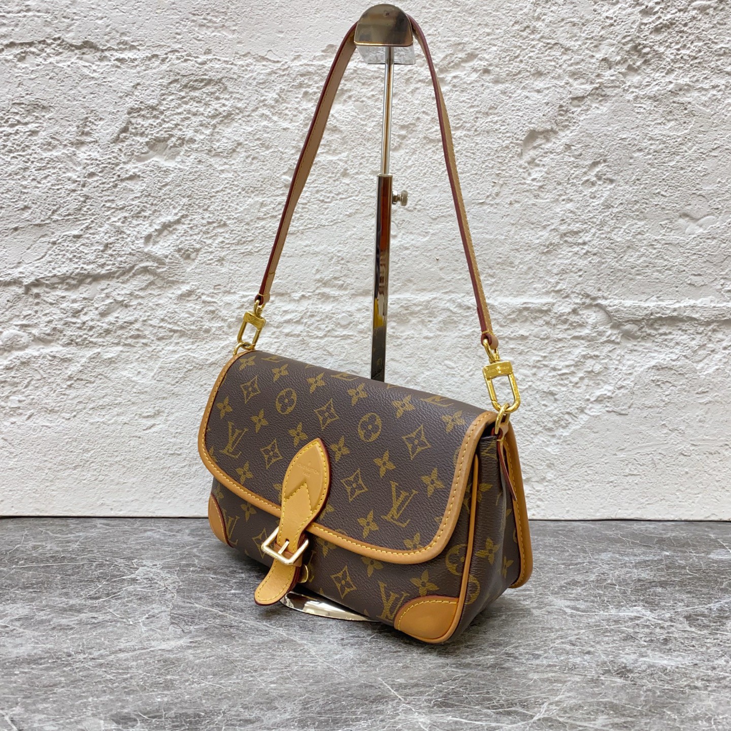 Louis Vuitton Diane presbyterian underarm baguette chip (24 × 15 × 9)cm