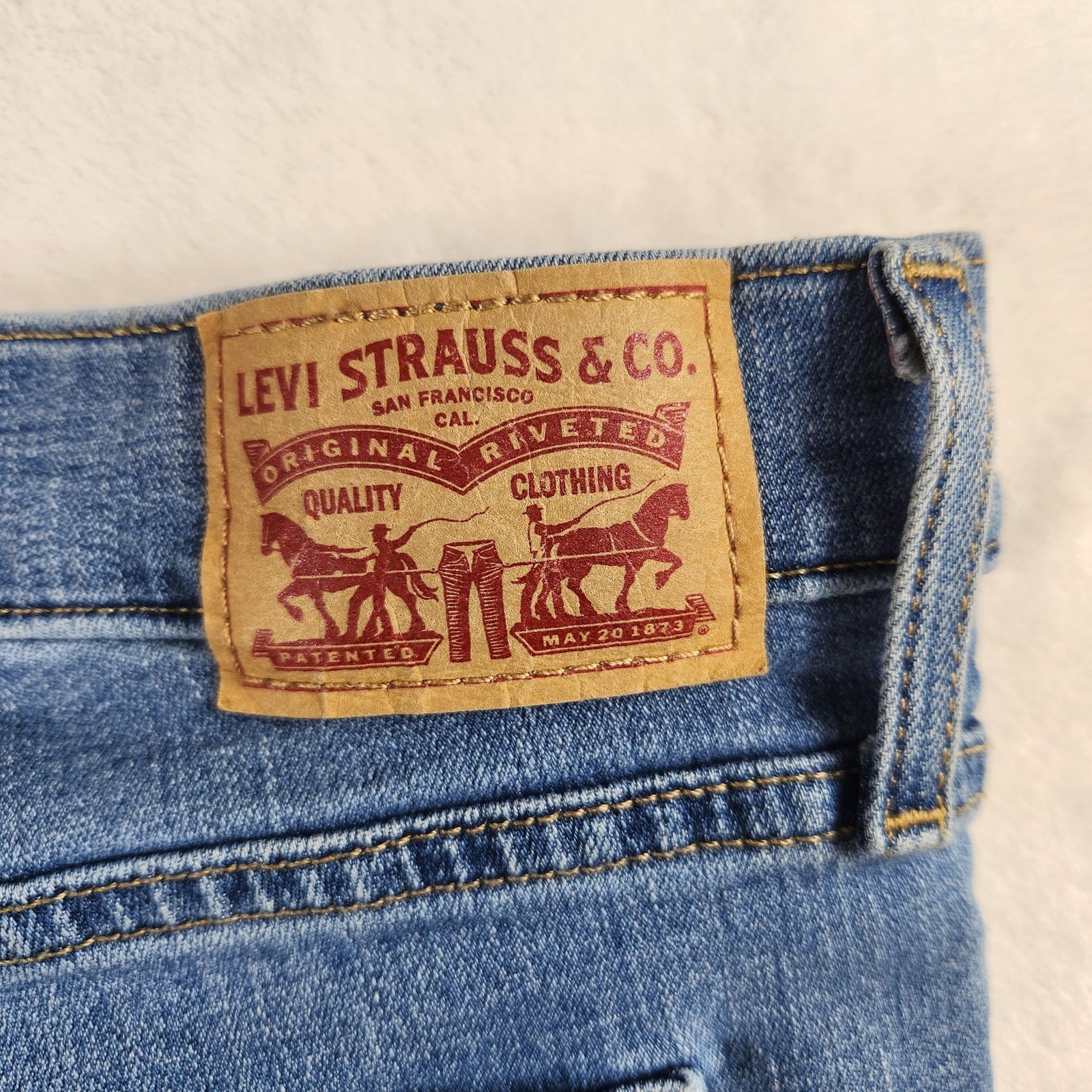 Levis Jeans Womens 32 Medium Blue 314 Shaping Straight Mid Rise Stretch Denim