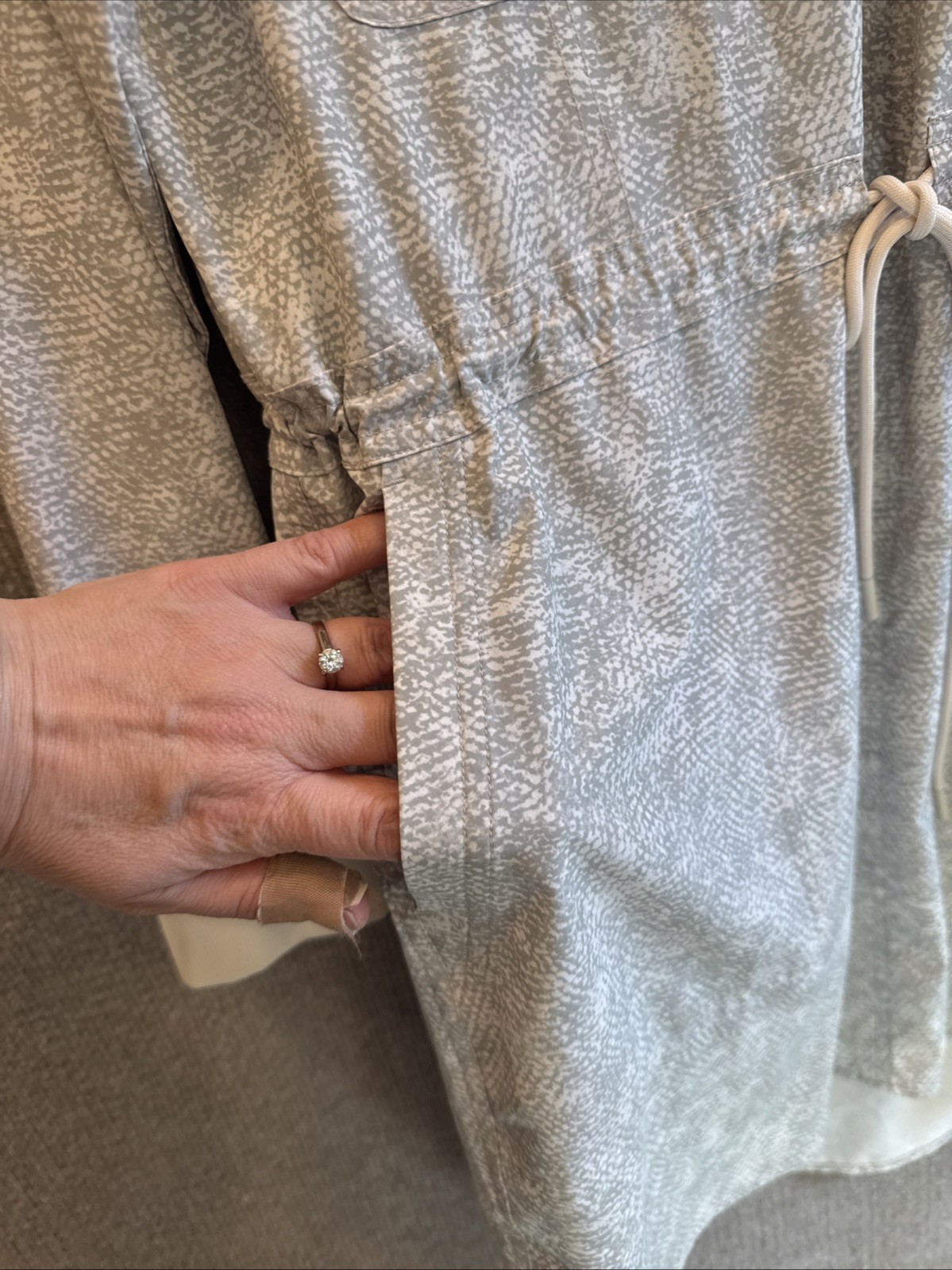 ATHLETA Dress Womens Size M Zuma Shirtdress V-Neck Gray Drawstring Stretch EUC