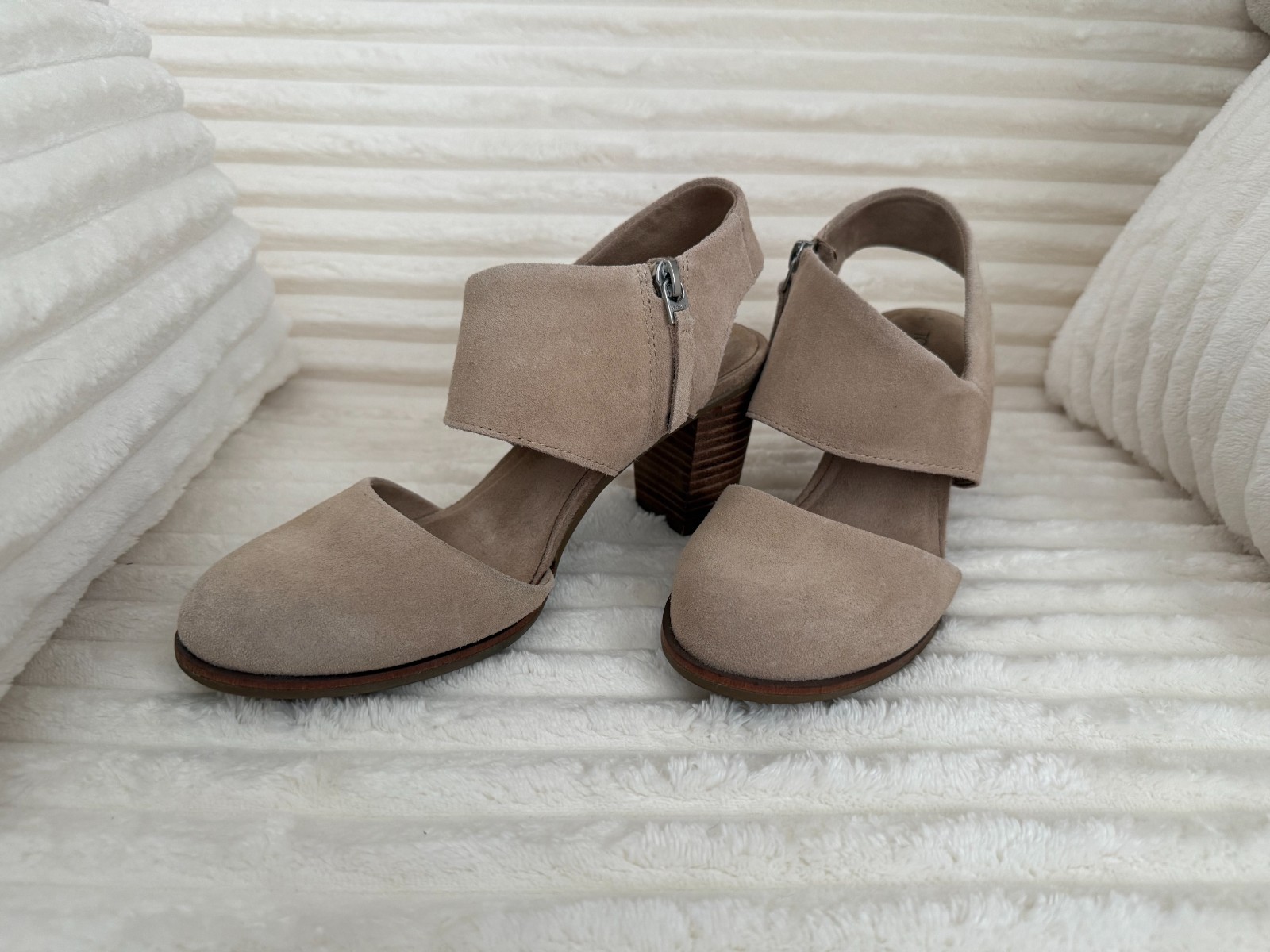 TOMS Milan Closed Toe Heels Tan Taupe Side Zipper 8