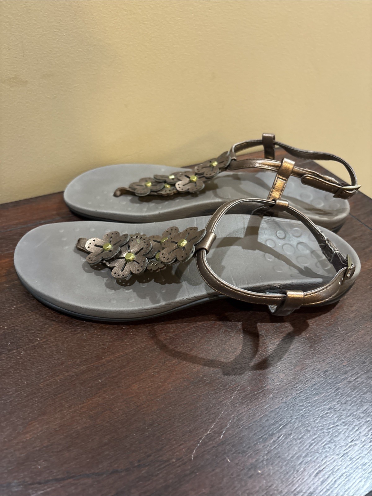 Vionic Julie II Bronze/ Brown Leather Floral Thong T strap Sandals Womens Sz 8