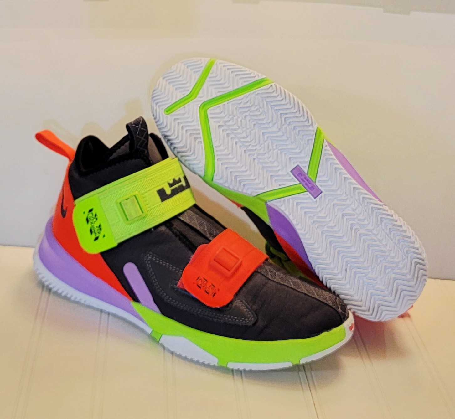 Nike LeBron Soldier 13 GS ‘Thunder Grey Crimson Green’ AR7585-002 Size 7Y