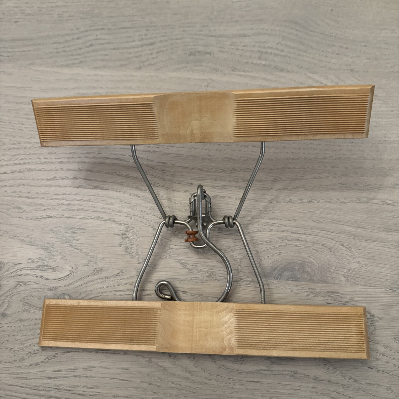 Setwell 10.25” Wooden/Metal Clamp-Style Slotted Pant Hanger Late 1950’s PO-VG++