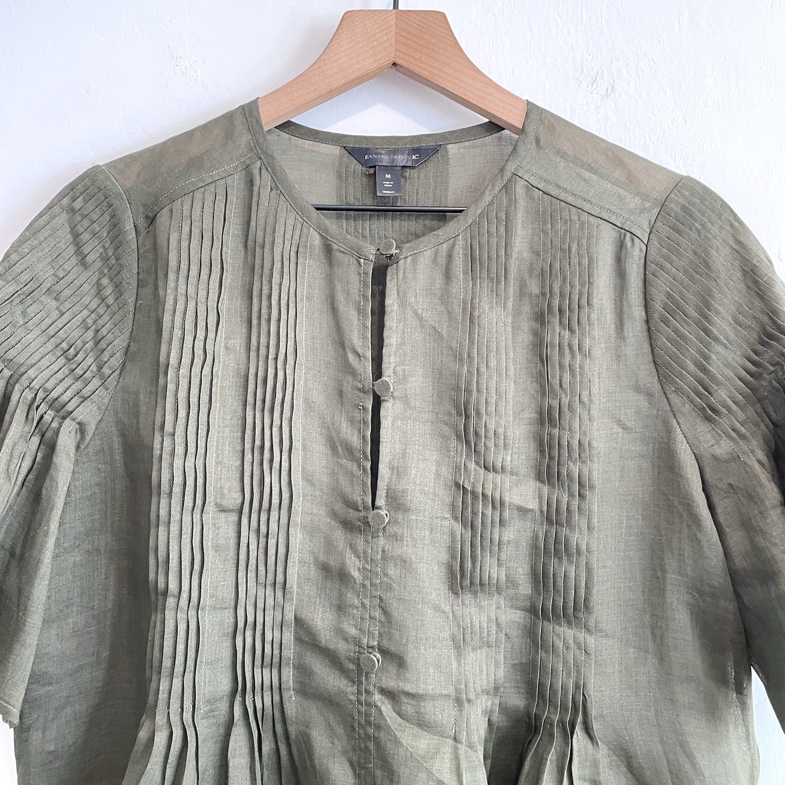 Banana Republic Women’s M 100% Ramie Semi Sheer Pintuck Top Olive Green