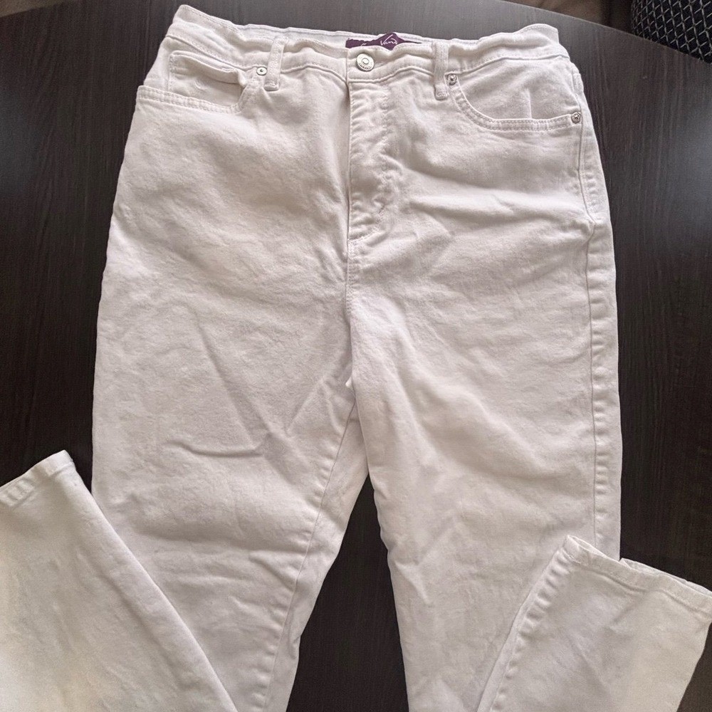 Gloria Vanderbilt Womens Size 10 Amanda Stretch White Jeans. 98% Cotton, 2% Elas