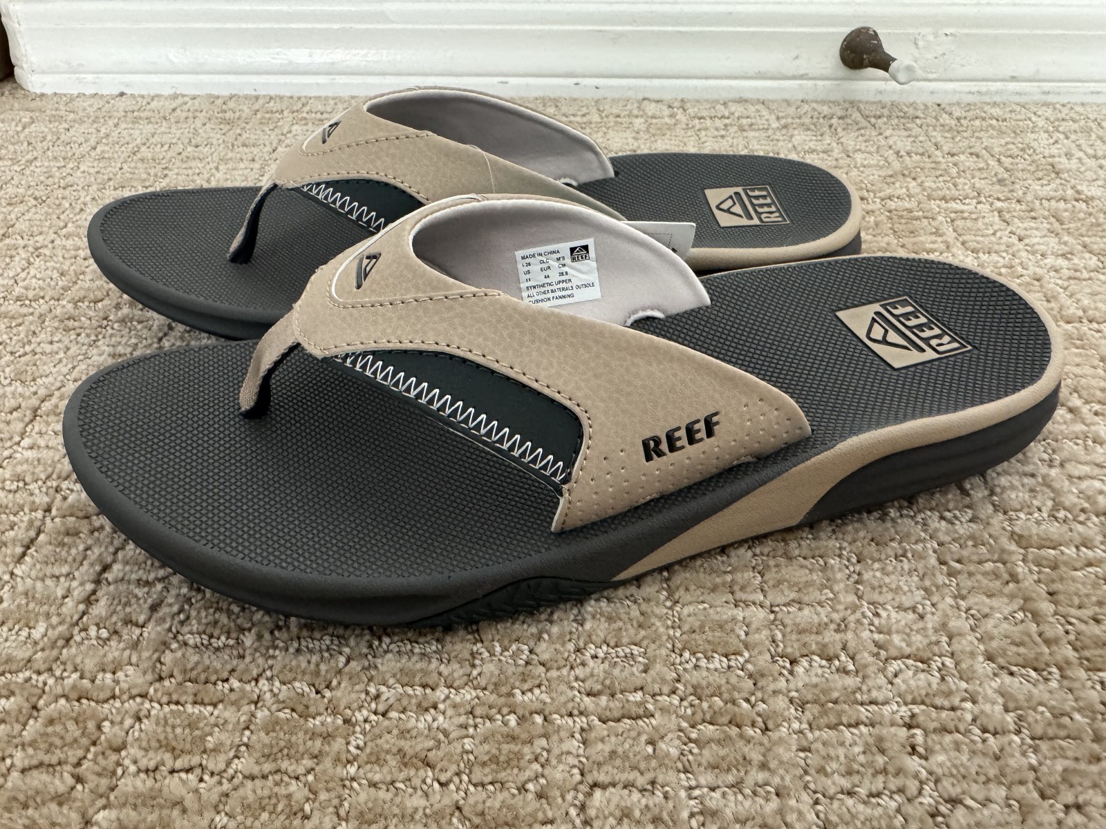 REEF Cushion Fanning Mens Sandals Flip Flops, Tan/Grey Men’s Size 11 – NEW!
