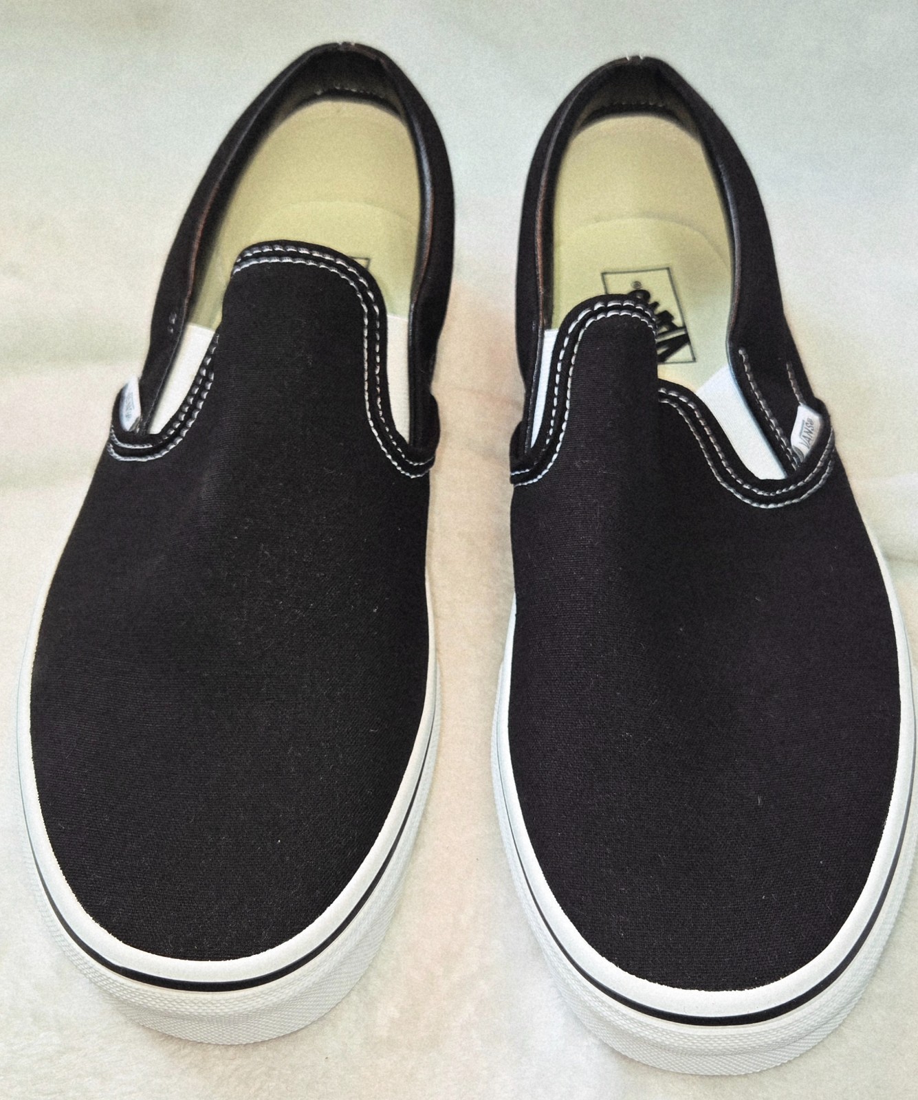 VANS Classic Slip-On Black/White Low Top Solid Sneaker, Unisex Adult Skate