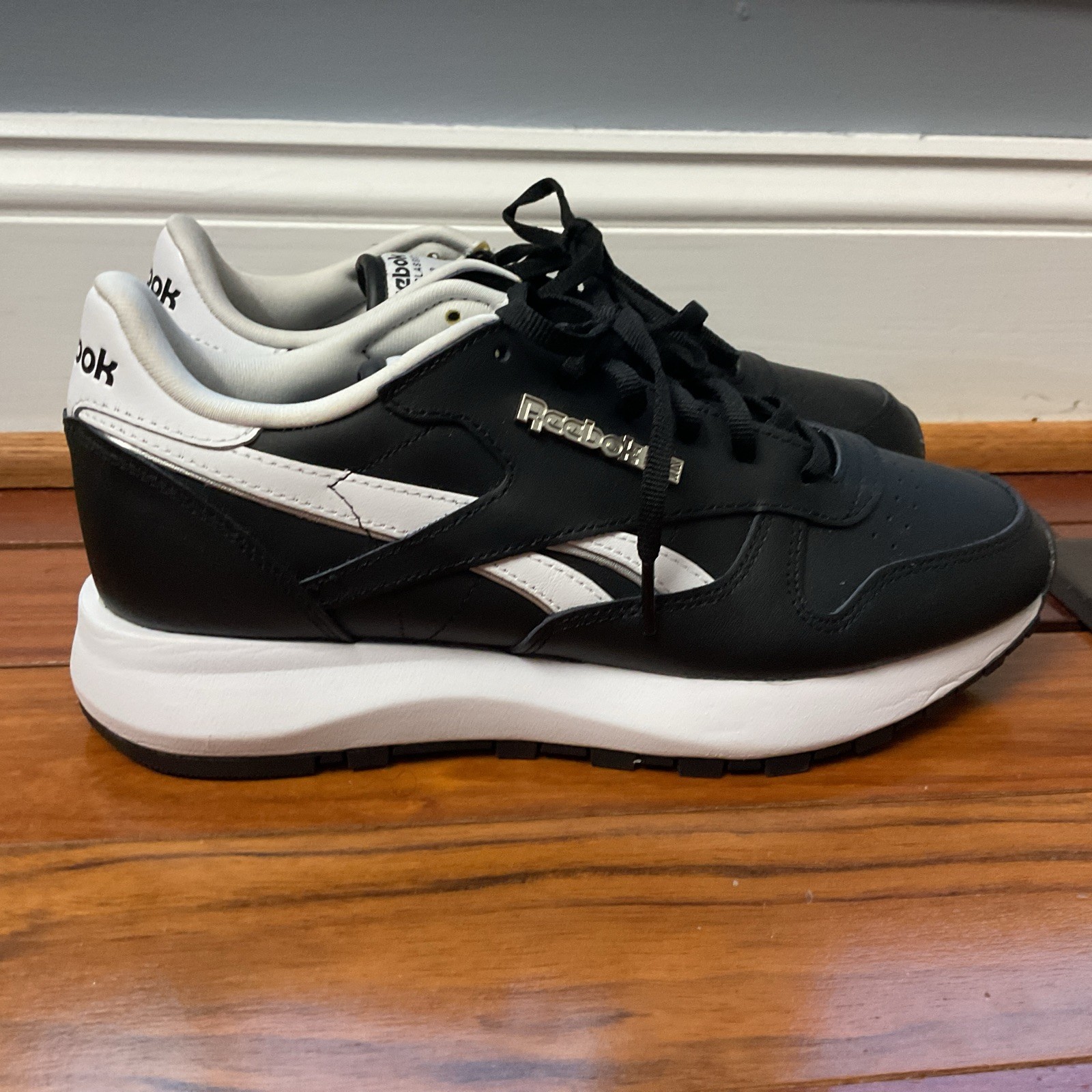 Reebok Classic Leather Black And White Men Shoes Size 9.5
