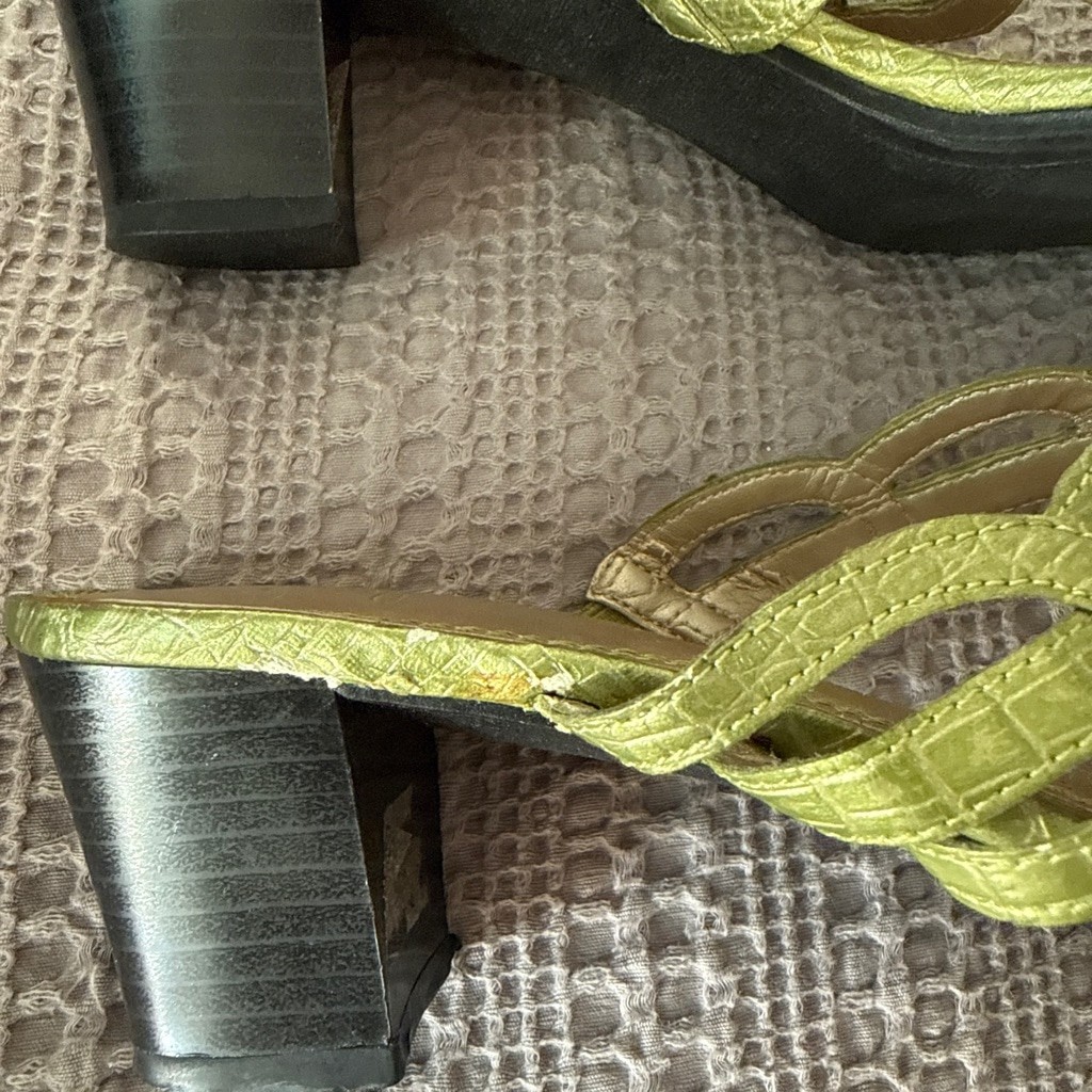 Women’s Life Stride Green Crocodile Embossed Sandals Size 8.5