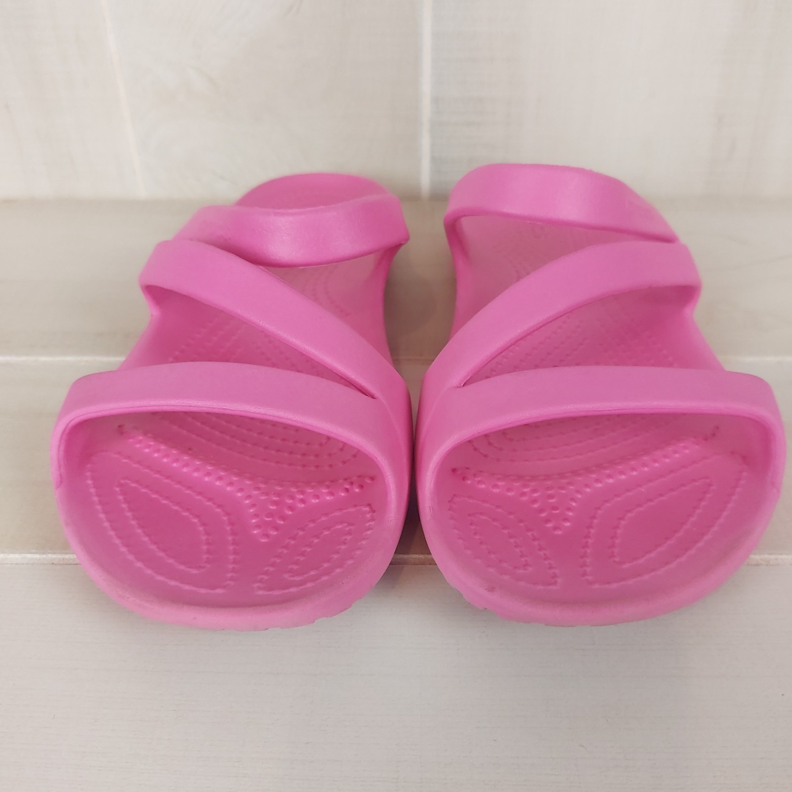 Crocs Kadee II Strappy Sandals Hot Pink Flip Flops Womens 9 Beach Iconic Comfort