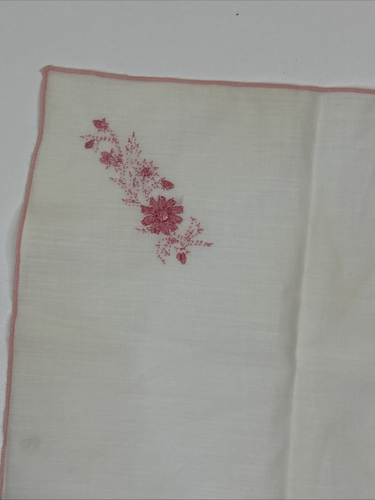 VINTAGE 10.25” PINK DETAILS AND WHITE LADIES’ HANKIE/HANDKERCIHEF WITH A FLOWERS