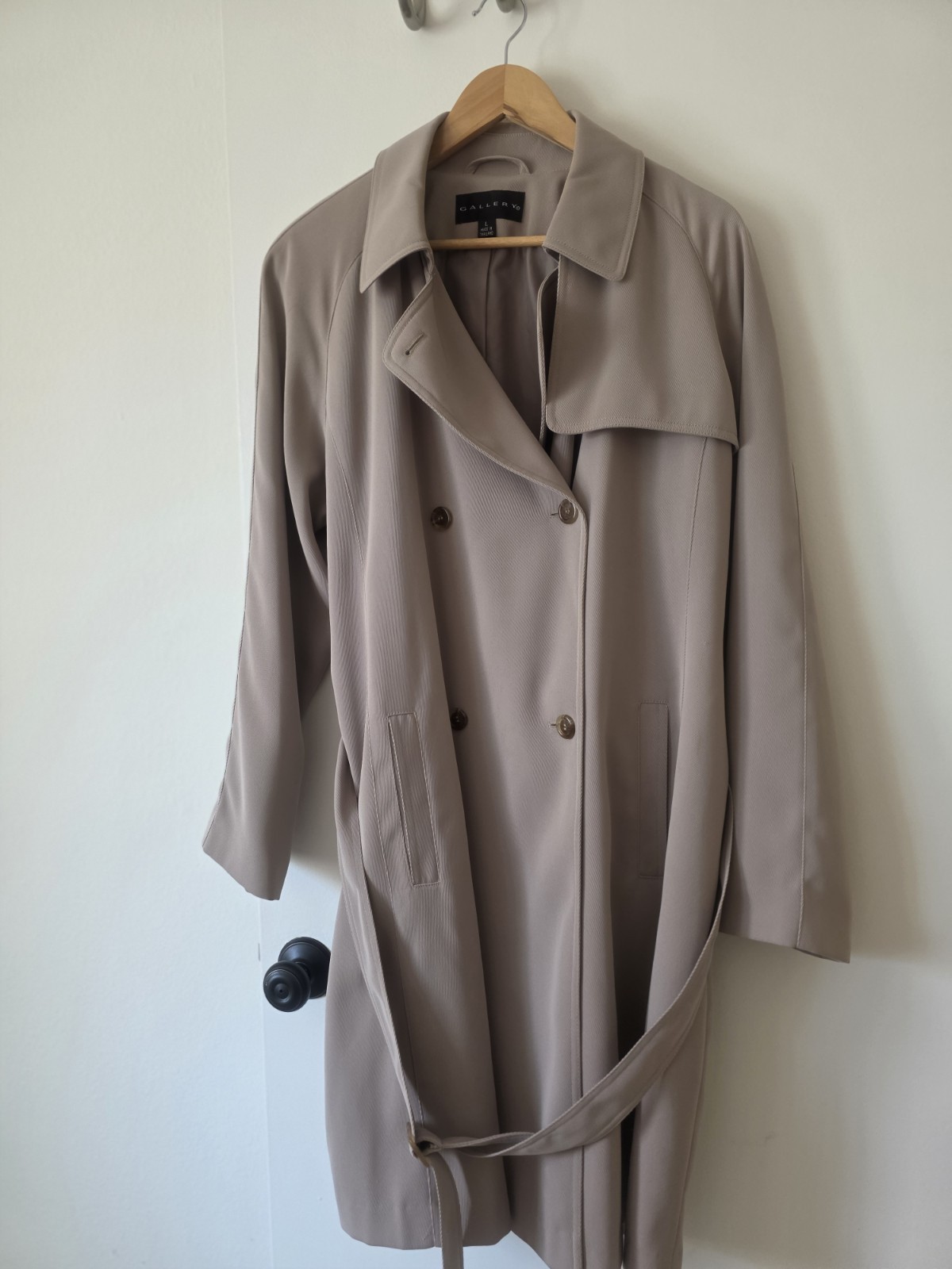 Gallery Woman’s Beige Trench Coat Size L Button/Belt Closure Pockets Mid-Length