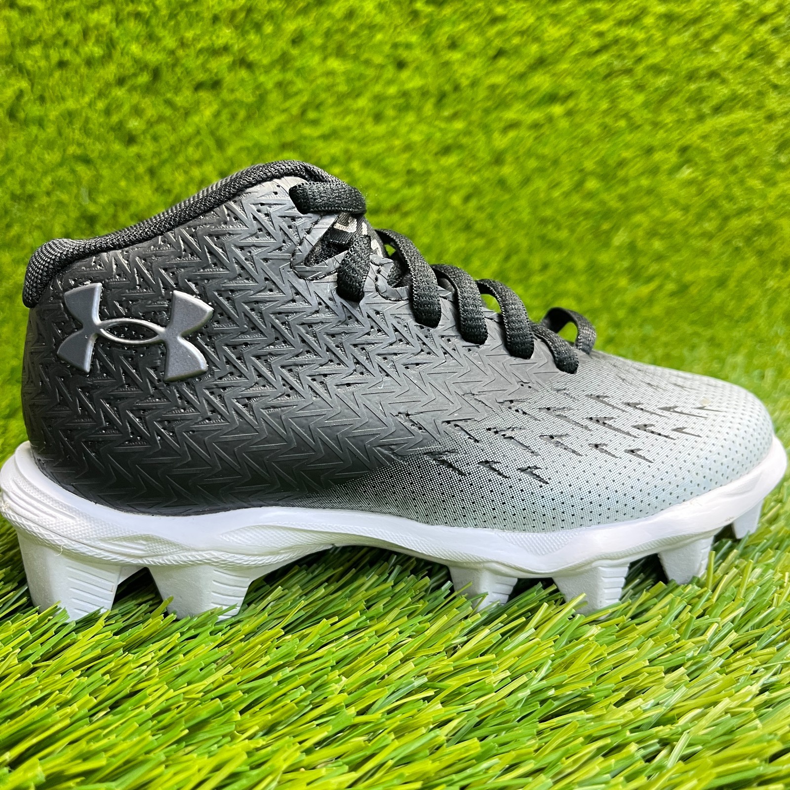 Under Armour Spotlight Franchise 4 RM Boys Size 11K Black White Football Cleats