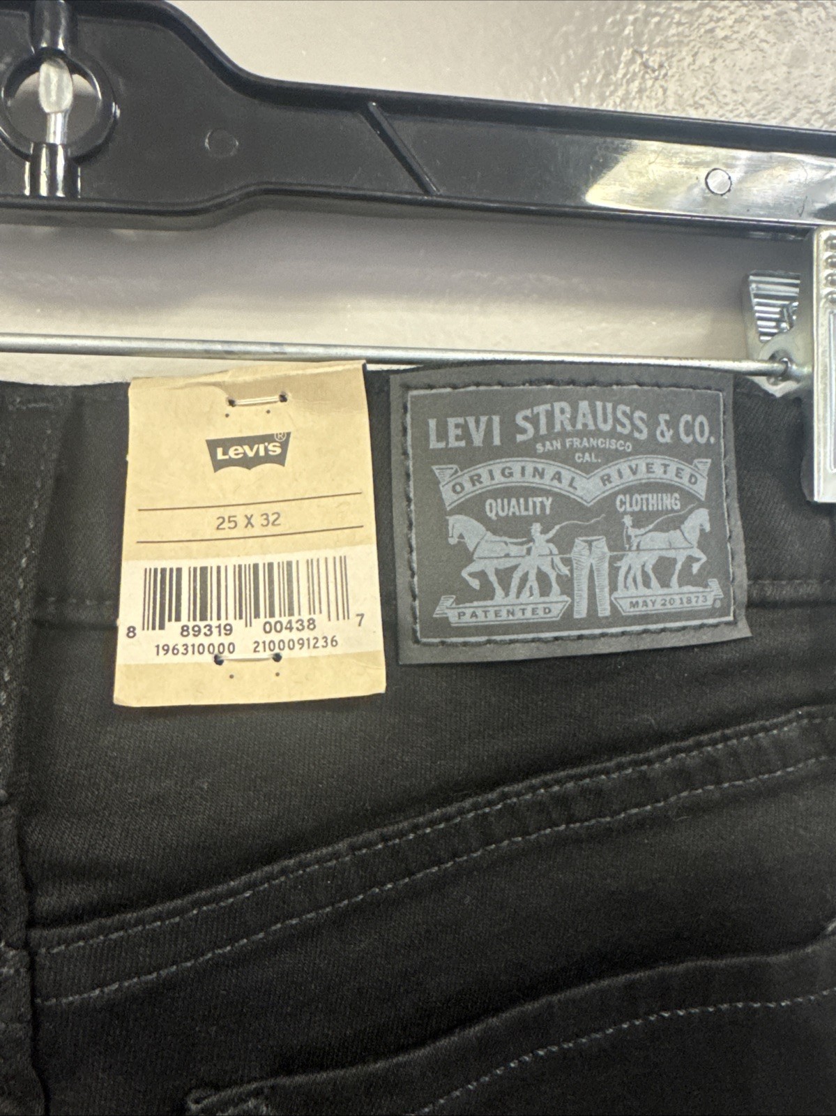 NWT Levi’s Women’s Denim 314 Shaping Straight Jeans Size 25×32 Black
