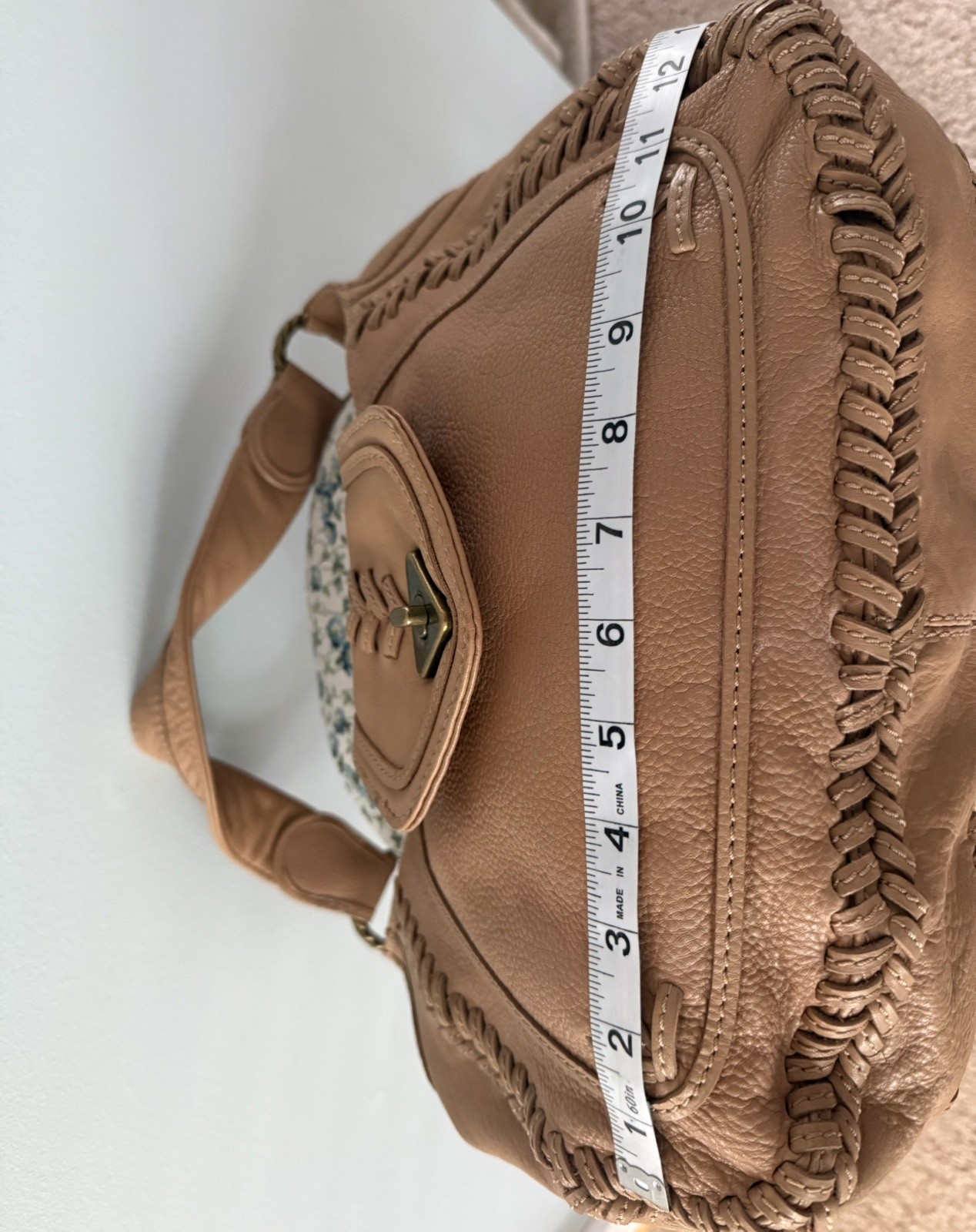Vintage Wilsons Leather Y2K Light Brown Pebbled Whipstitch Turn Lock Flap Bag