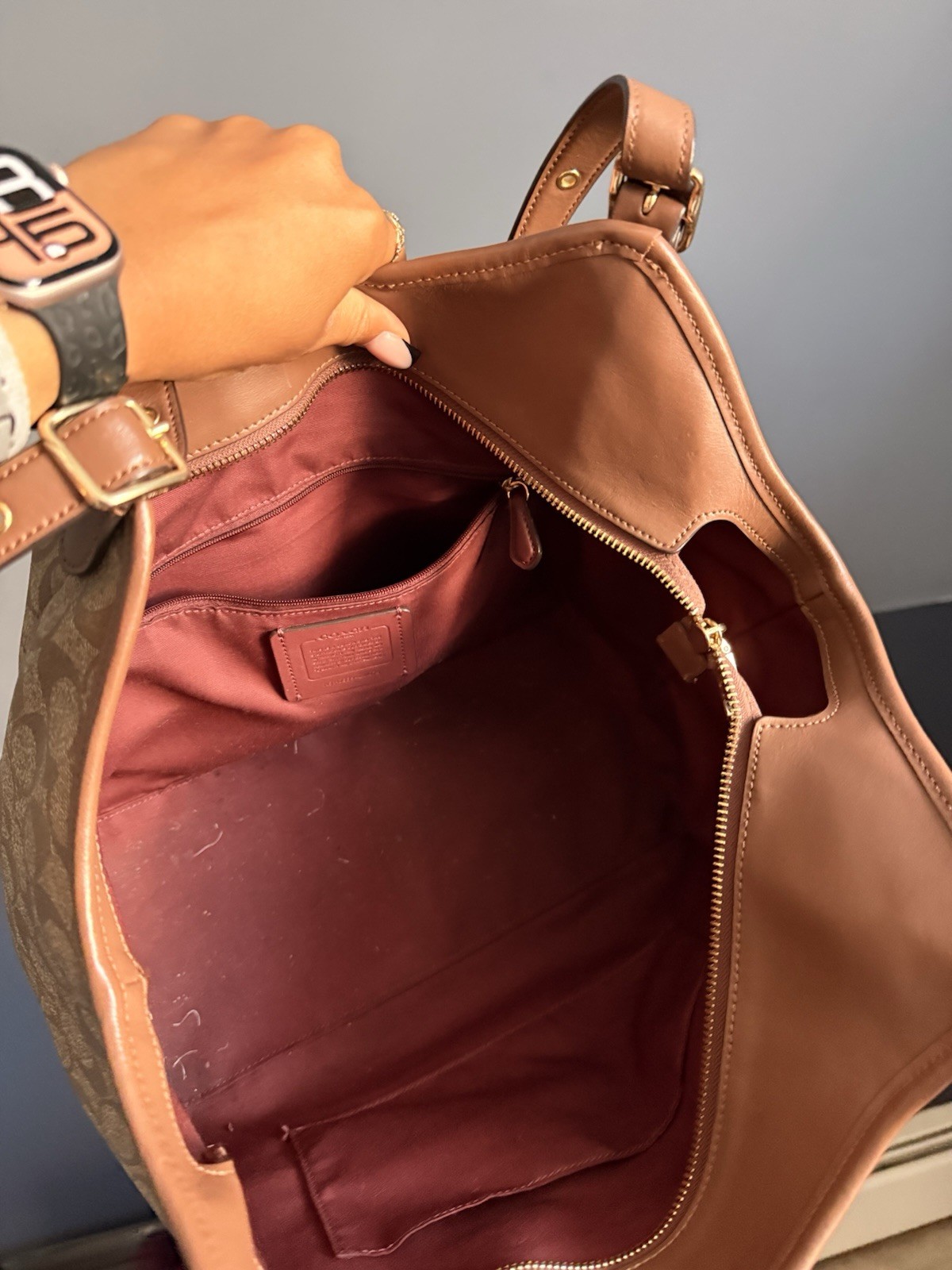 Coach Signature Logo Brown/Tan Shoulder Bag Zip Closure w/ Pouch, Gold HW