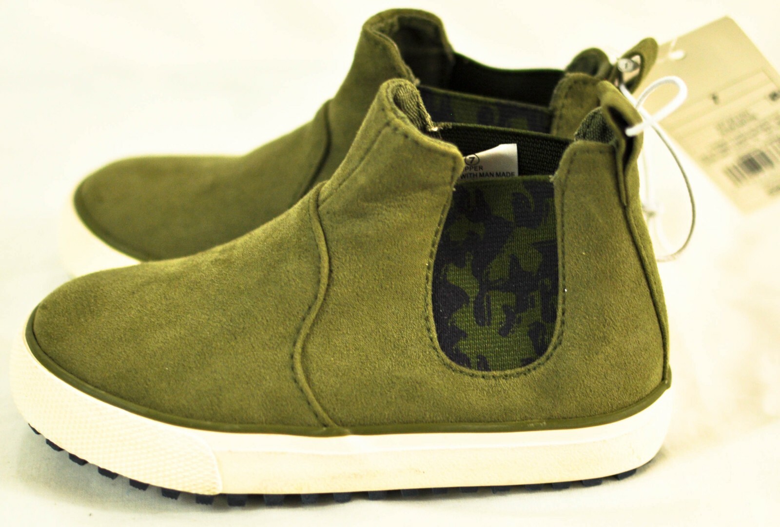 boy’s Cat & JAck olive green anton boots size 7 MSRP $23 rubber non skid soles