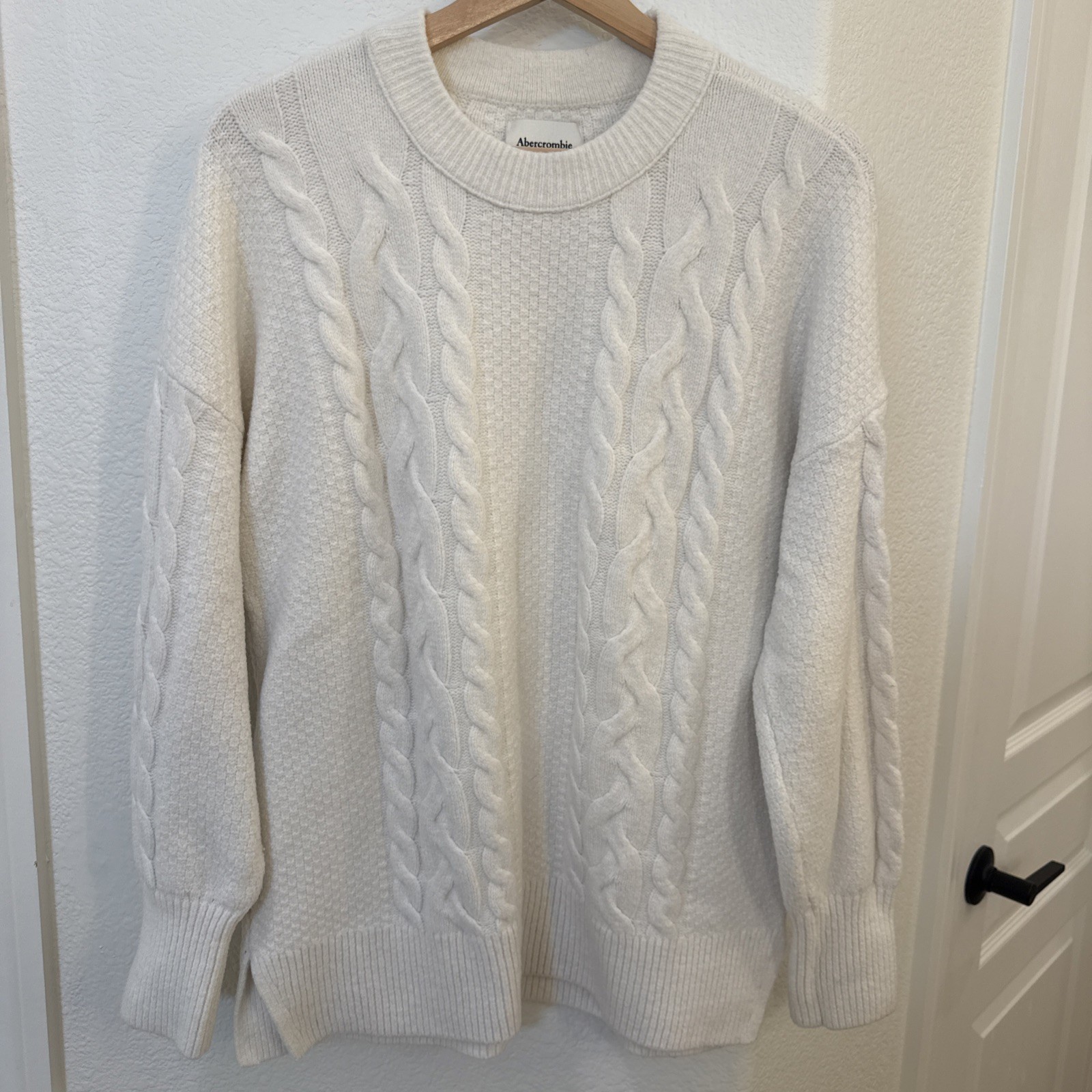 Abercrombie and Fitch Oversized Fluffy Cable Crew Neck Sweater – Medium – EUC
