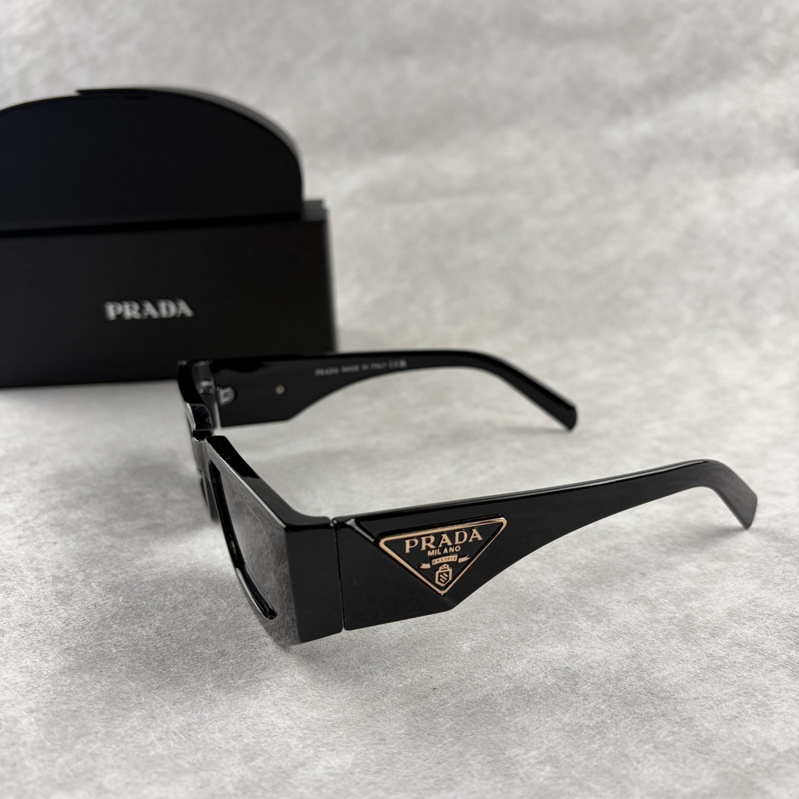New In Box – Prada Rectangular Sunglasses for Men & Women Modern Fashion Shades