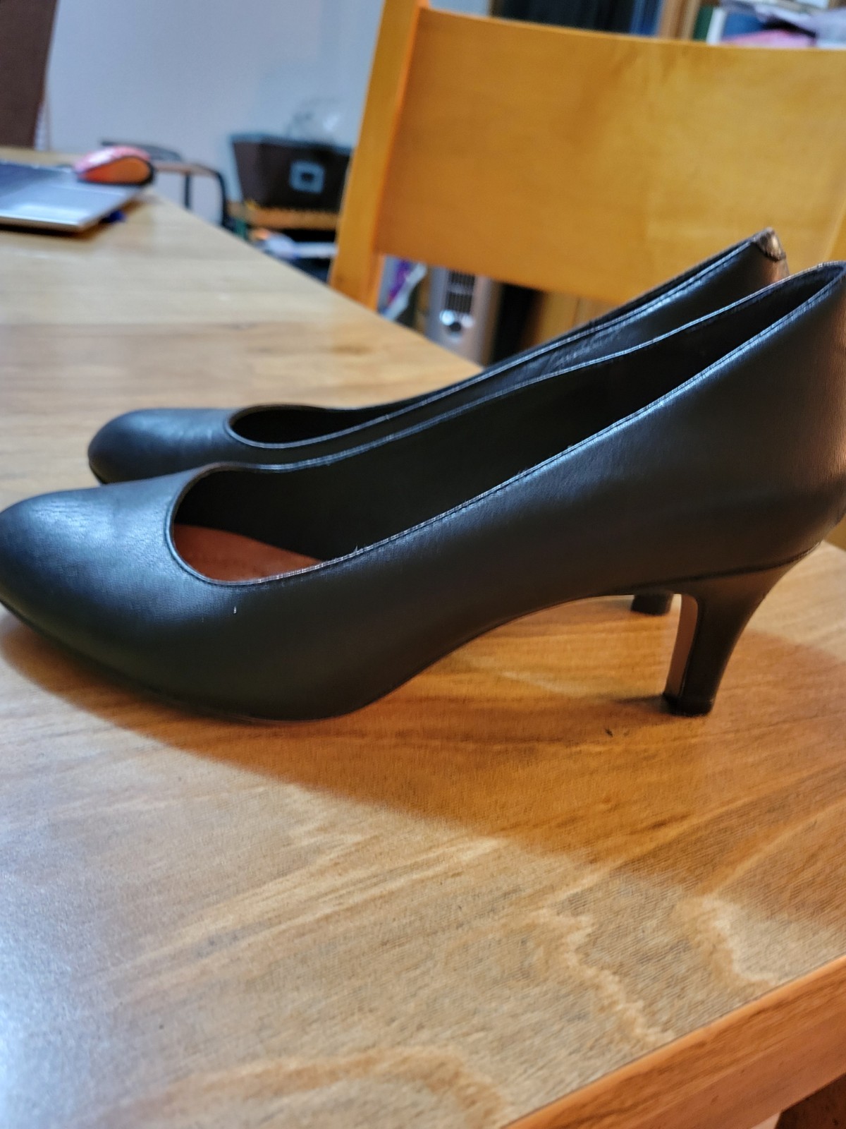 Black Leather 2.25″ Heeled Pump By CLARKS Artisan sz 7.5. Very Clean Condtn