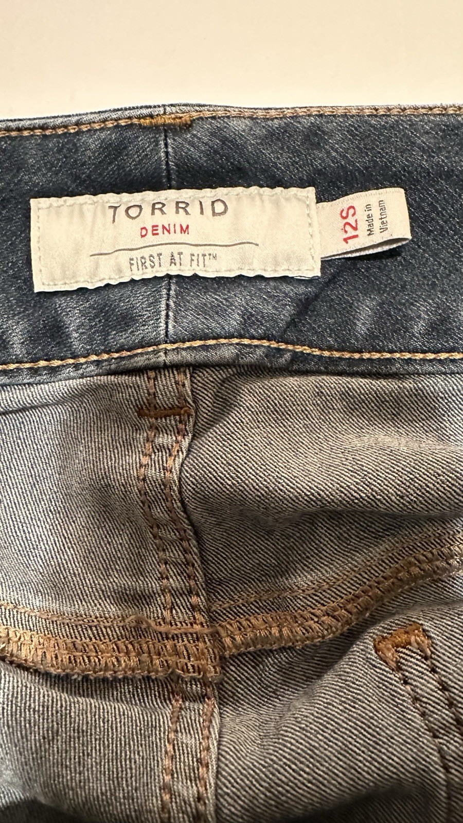 Torrid Jegging Distressed Jeans Womens Size 12S Blue 3-Button & Zipper Closure