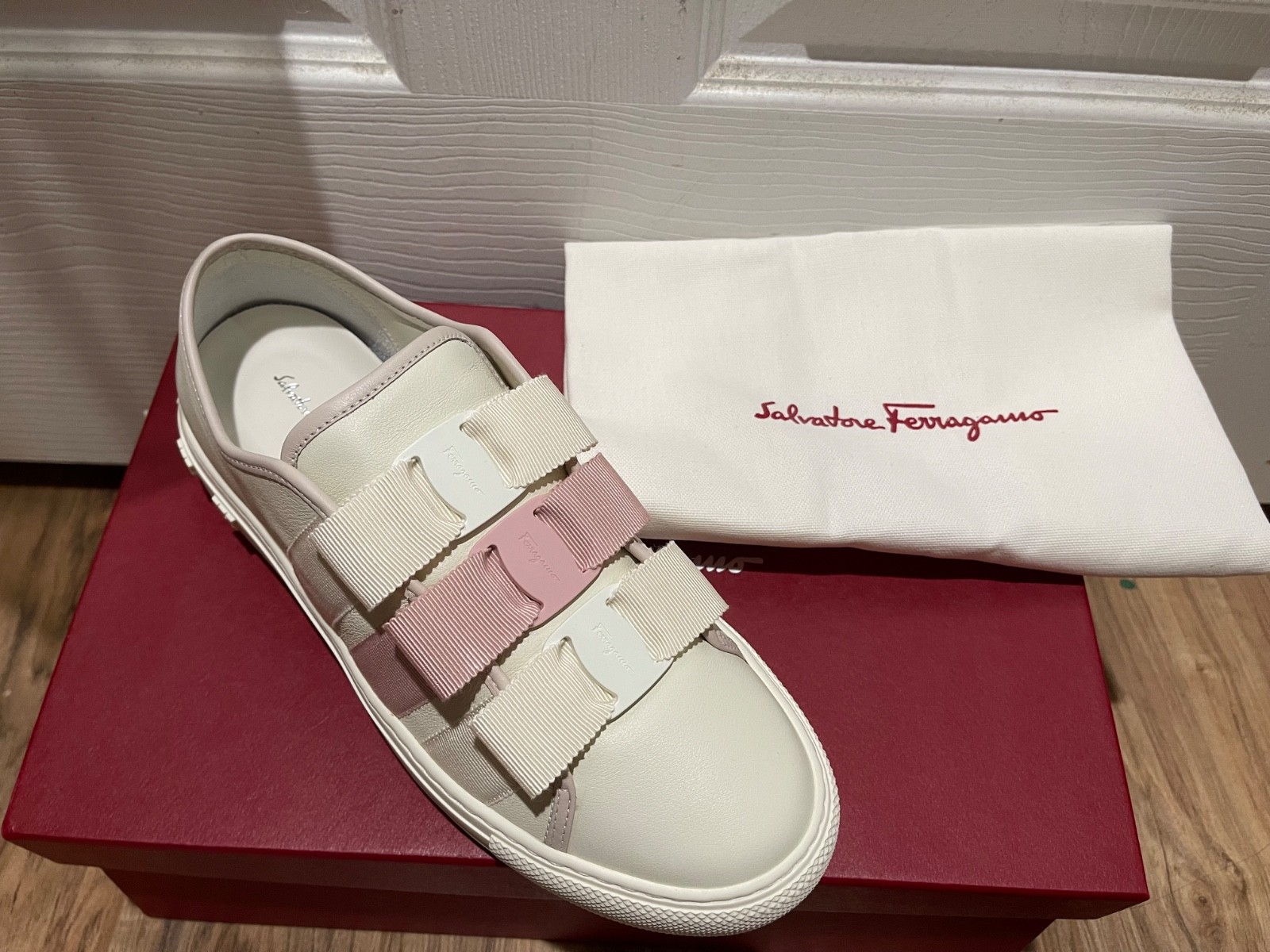 NIB Salvatore Ferragamo Nataly White Sneakers with Pink and White Bows Size 8.5