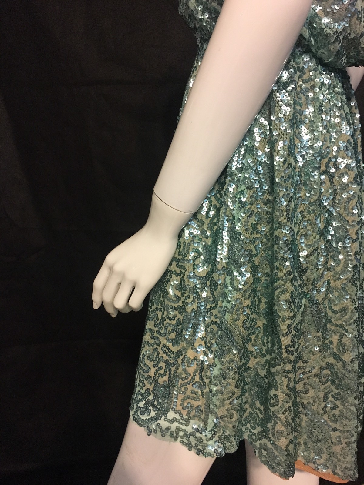 NEW! $220 Dress the Population Maryann Sleeveless Sequin Dress [SZ Medium] #e92