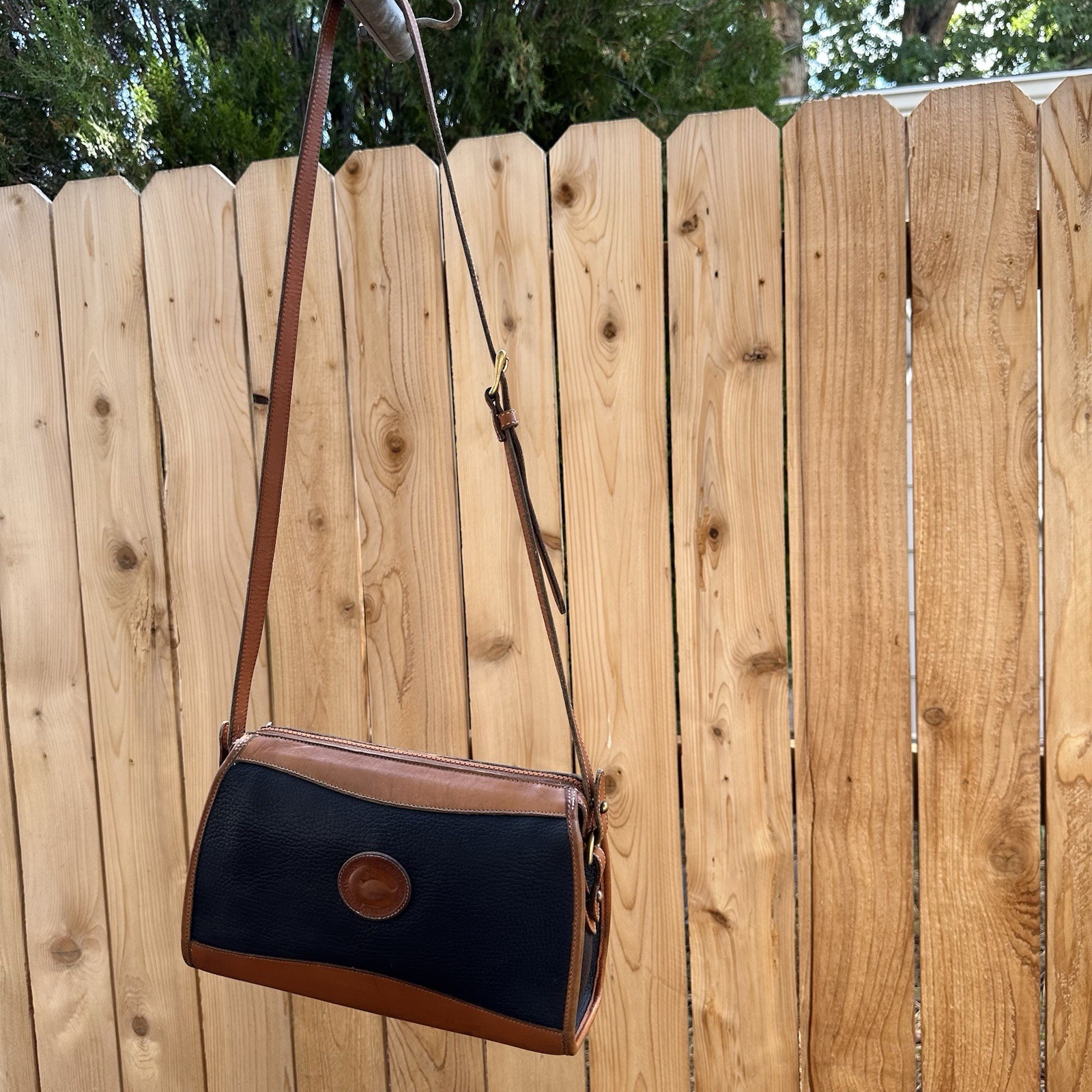 🏷️ Vintage Dooney & Bourke Classic Zip Top Shoulder Bag