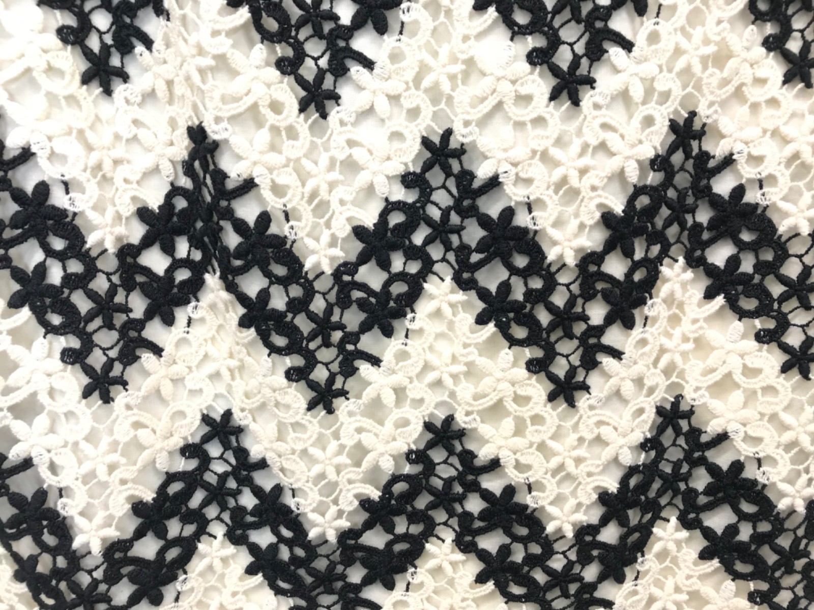 TALBOTS Blouse Top Shirt Women’s Size 16 Short Sleeve Chevron White Black Lace