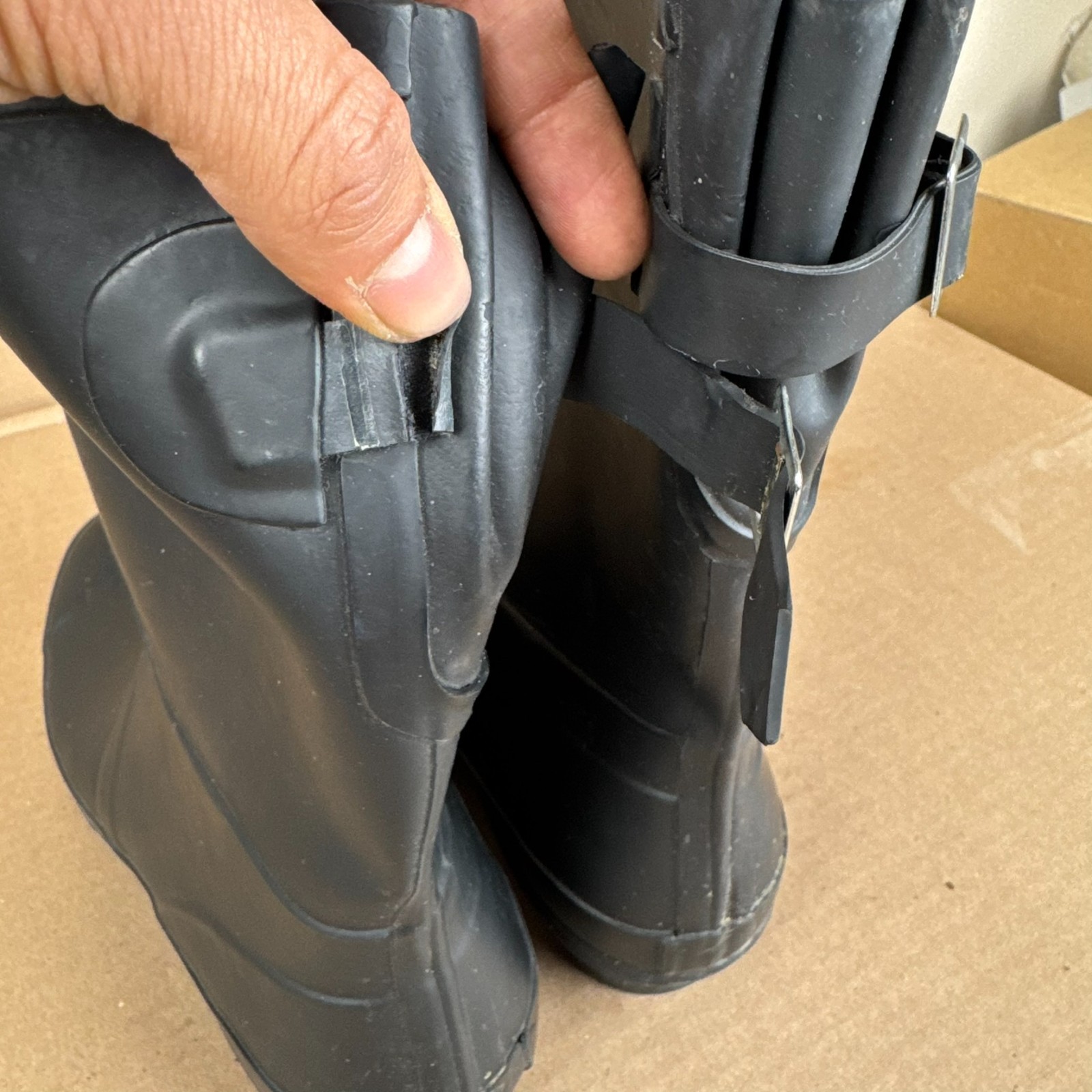 Target Matte Black Rubber Rain Boots Women’s Size 9 Mid Calf Buckle – Damage