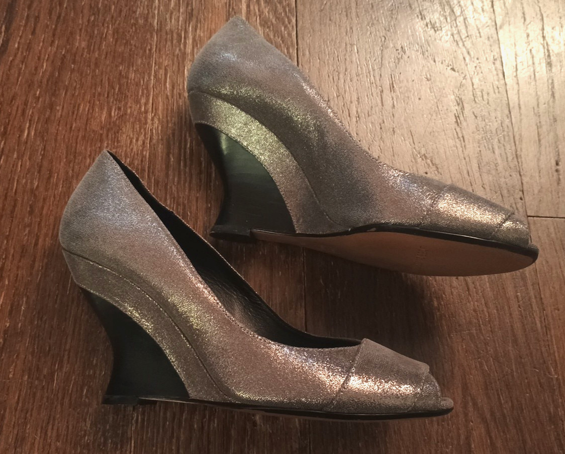 Jessica Bennett Curved in WEDGE 3.5″ Heels Peep Toe Metallic Pump Retro SEXY 7.5